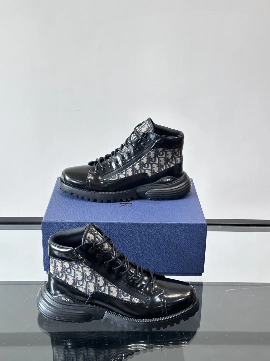 Dior Combat Oblique高帮运动鞋 黑色亮面皮革+Oblique老花帆布拼接,低调奢华又超有辨识度。 EVA鞋底轻盈缓震,日常穿搭或长时间行走都很舒适。 高帮设计支撑力满分,鞋舌和鞋底都有“DIOR”标志,细节控必入!无论休闲还是都市风都能轻松驾驭,是时尚与功能兼具的高奢单品,男士鞋履热门选择 P:430,size:39-44(38.45定制)