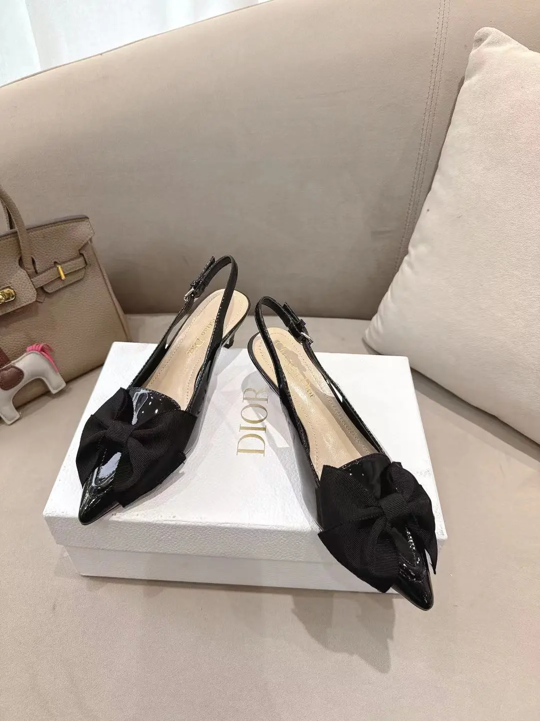 DIOR💙2025/𝐒𝐒 𝐧𝐞𝐰春夏新大蝴蝶花➕CDlogo 凉鞋系列 🎀高跟鞋💙 —————————— 延续D家永恒经典!这款鞋低调不失华丽 性感又不显张扬 鞋型是大家都爱的秀气款 非常非常显瘦 侧面整个弧度将脚部曲线完美展现😝 既有成熟女人味 又不乏一丝活泼少女感, 上脚也太好看了,值得推荐‼️ ꫛꫀꪝ Go➫ 材质: ❶鞋面:羊皮 ❷内里:混种羊皮 ❸大底:意大利原版底 ❹跟高:5cm ❺ 码数:35-39(40/41/42 定制不退换)P260