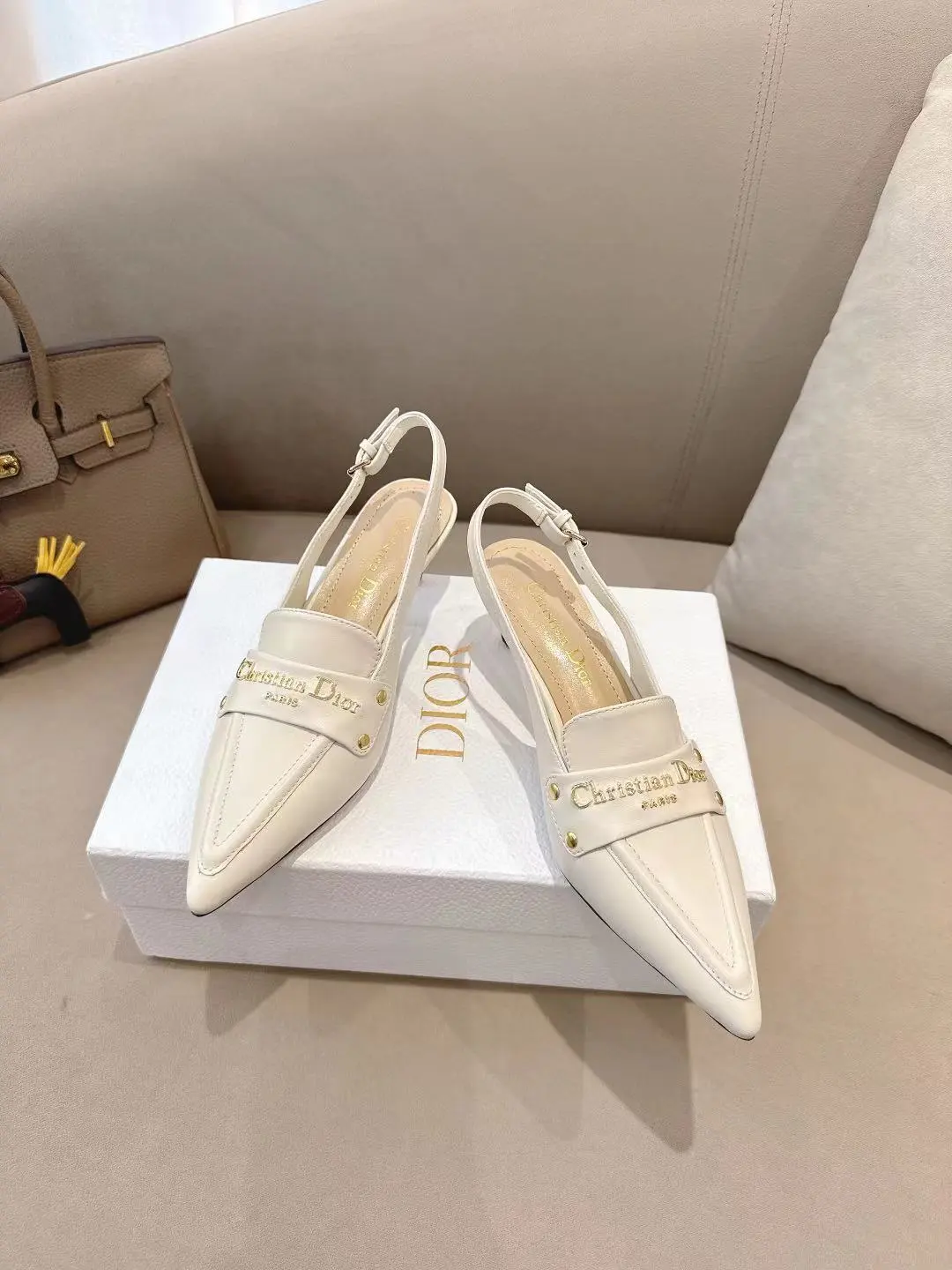 DIOR💙2025/𝐒𝐒 𝐧𝐞𝐰春夏新品钢印字母logo单鞋/凉鞋系列 🎀单鞋 高跟鞋💙 ———————————顶级版本 延续D家永恒经典!这款鞋低调不失华丽 性感又不显张扬 鞋型是大家都爱的秀气款 非常非常显瘦 侧面整个弧度将脚部曲线完美展现😝 既有成熟女人味 又不乏一丝活泼少女感, 上脚也太好看了,值得推荐‼️ ꫛꫀꪝ Go➫ 材质: ❶鞋面:羊皮 ❷内里:混种羊皮 ❸大底:意大利原版底 ❹跟高:5cm ❺ 码数:35-39(40/41/42 定制不退换)P260