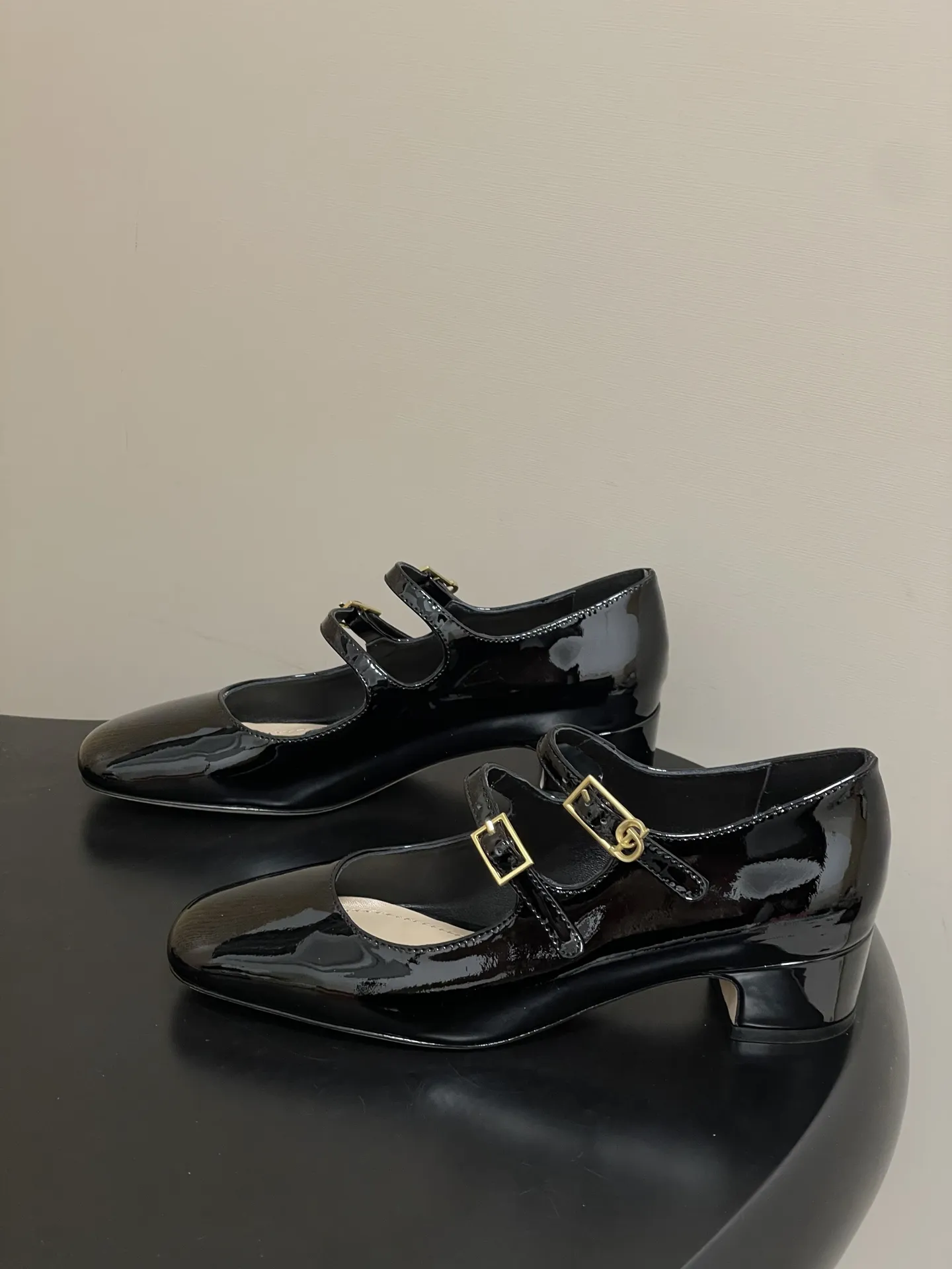 p280- 26ss春夏新款Dior 迪奥D-Cherie露跟高跟鞋CD五金扣两带玛丽珍鞋搭扣后空粗跟凉鞋高跟单鞋 这款Dior Cherie露跟高跟鞋以高雅的造型重新诠释经典的玛丽珍鞋。黑色柔软牛皮革鞋面,正面突显可调节的双系带,点缀以灵感源自Dior档案的相扣的金色饰面金属CD标志。搭配4厘米粗跟,可为各式造型增添优雅气质。 可爱俏皮减龄又不失高级感~富家千金即视感~高雅大气名媛风! 上脚超美~尽显优雅气质 精致小仙女必入单品 鞋面:牛皮/牛漆皮 内里垫脚:羊皮 鞋底:意大利A级真皮大底 跟高:4cm 码数:35-39(34.40.41.42定做不退换)