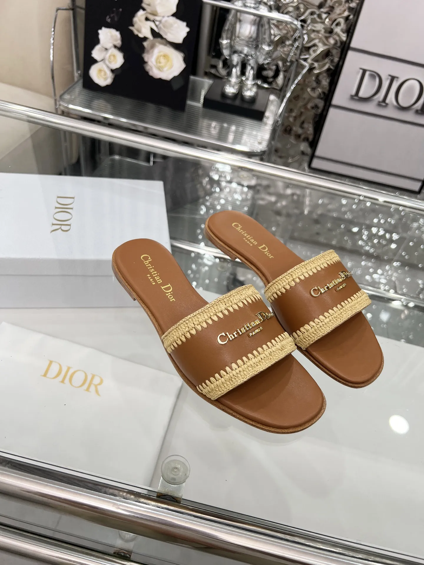 Dior 2025夏季新品，开启度假般的时髦之旅🎁，城市限定款，拉菲草纯手工编织，35-43。（35定做不退换）像胶底170。真皮底210