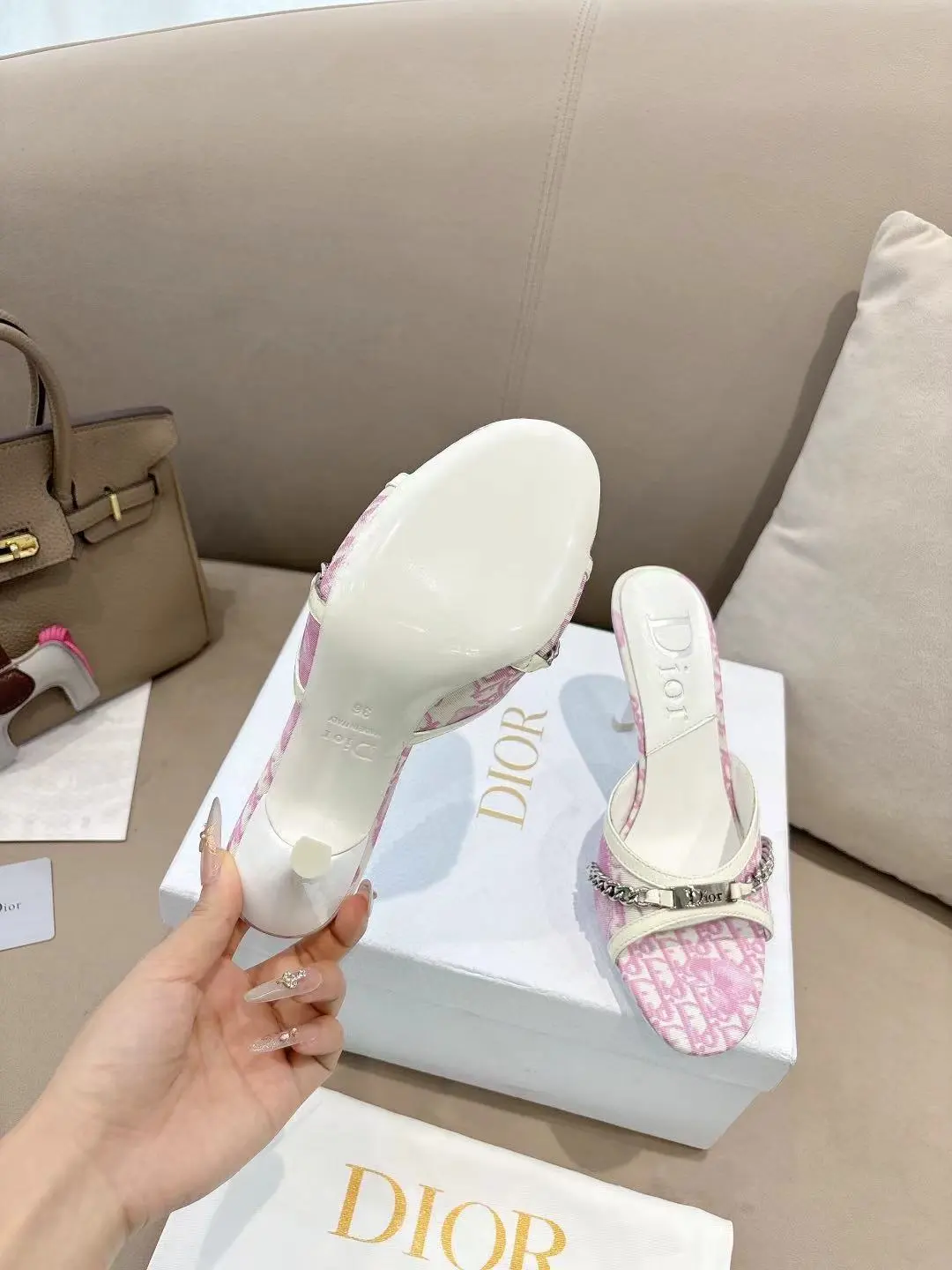 Dior*迪奥2025ss夏季新款中古链条高跟拖鞋♕♕公主范十足，颜色非常抬肤色，迷人的复古美感 夏季必备单品，无论是上班还是平时穿着，绝对是满满的清新感 ✔鞋面：原版特殊材质 ✔内里：环保羊皮内里 ✔大底：进口意大利真皮大底 ✔跟高：8.5cm ✔码数：35-39 （40 41 42定做不退换）P270