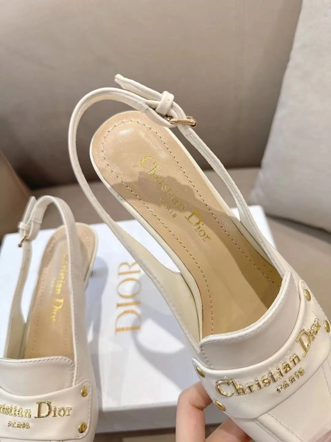 DIOR💙2025/𝐒𝐒 𝐧𝐞𝐰春夏新品钢印字母logo单鞋/凉鞋系列 🎀单鞋 高跟鞋💙 ———————————顶级版本 延续D家永恒经典!这款鞋低调不失华丽 性感又不显张扬 鞋型是大家都爱的秀气款 非常非常显瘦 侧面整个弧度将脚部曲线完美展现😝 既有成熟女人味 又不乏一丝活泼少女感, 上脚也太好看了,值得推荐‼️ ꫛꫀꪝ Go➫ 材质: ❶鞋面:羊皮 ❷内里:混种羊皮 ❸大底:意大利原版底 ❹跟高:5cm ❺ 码数:35-39(40/41/42 定制不退换)P260