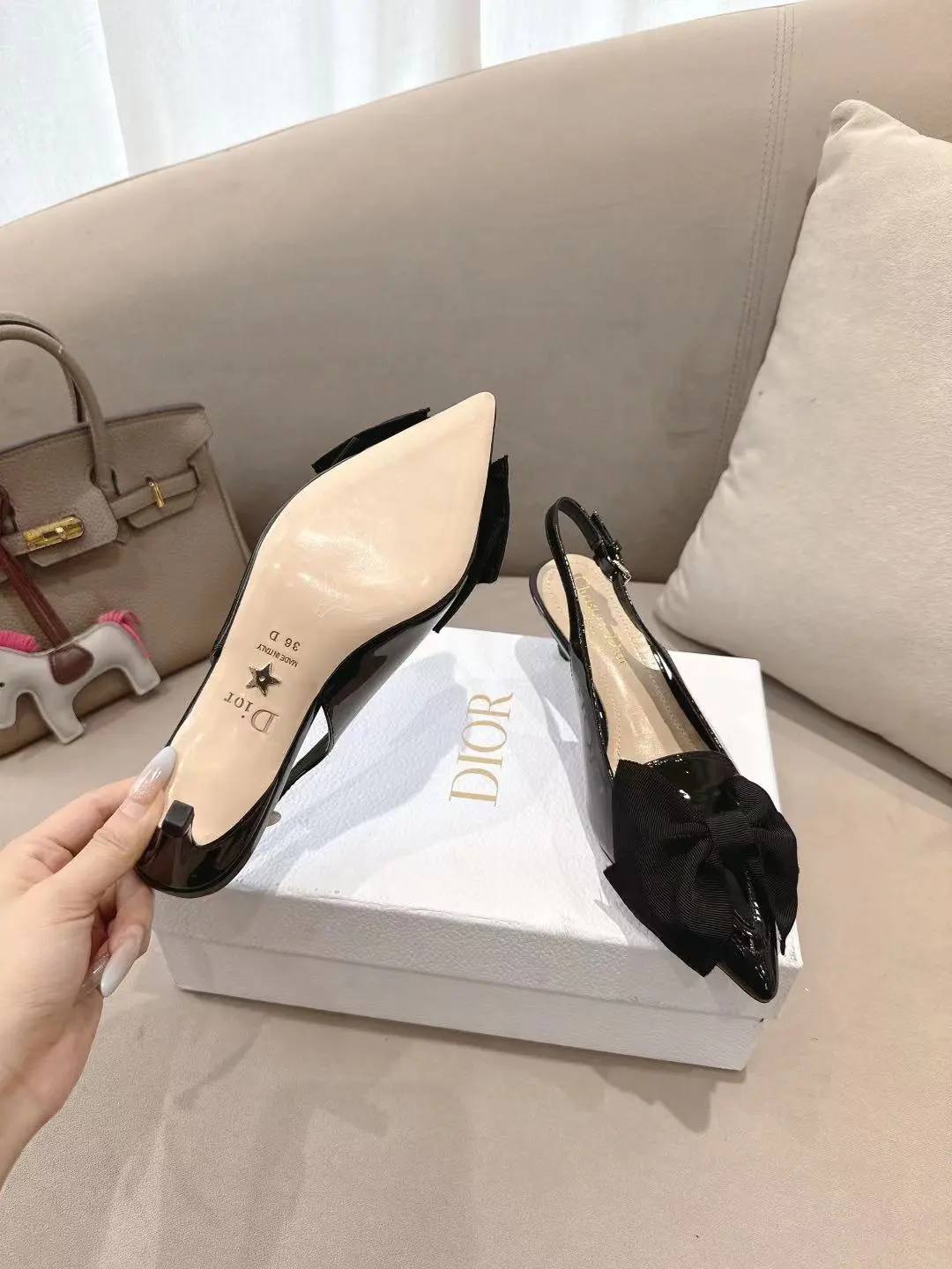 DIOR💙2025/𝐒𝐒 𝐧𝐞𝐰春夏新大蝴蝶花➕CDlogo 凉鞋系列 🎀高跟鞋💙 —————————— 延续D家永恒经典!这款鞋低调不失华丽 性感又不显张扬 鞋型是大家都爱的秀气款 非常非常显瘦 侧面整个弧度将脚部曲线完美展现😝 既有成熟女人味 又不乏一丝活泼少女感, 上脚也太好看了,值得推荐‼️ ꫛꫀꪝ Go➫ 材质: ❶鞋面:羊皮 ❷内里:混种羊皮 ❸大底:意大利原版底 ❹跟高:5cm ❺ 码数:35-39(40/41/42 定制不退换)P260