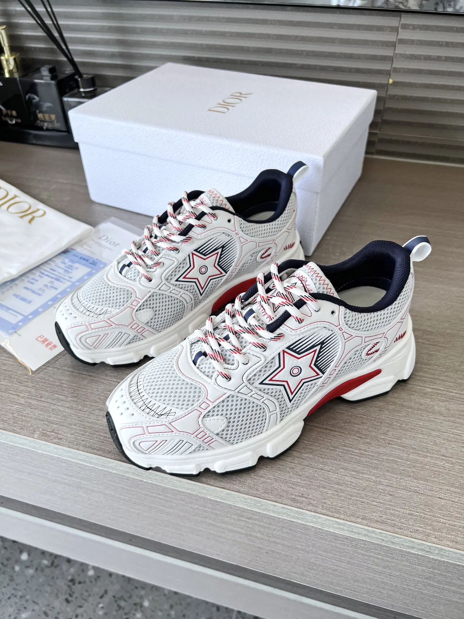 这款 Dior Chrono 运动鞋是二零二四秋季新品,以 Dior 的高订风格重新演绎跑步鞋。白色网眼织物搭配红色和白色调层压皮革效果镶片,两侧的 CD 标志、鞋舌上的星星补丁和鞋跟的 Dior 标志,诸多细节彰显格调。采用双色鞋带,轻盈鞋底搭配星星装饰,可全年打造休闲造型。 价格:P250 码数:女码35-41(35/42可定做) 男码40-46 颜色:白、全白、粉、金、银、红