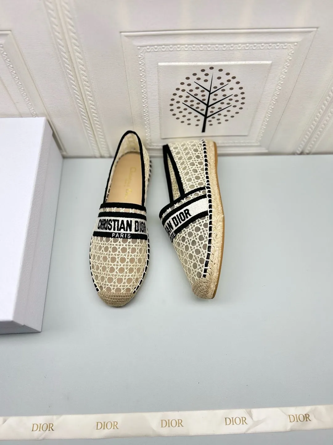 &mdash;&mdash;上新&mdash;&mdash;p180💰，25ss Dior Granville草编鞋印花图案顶级 鞋面：饰以&ldquo;CHRISTIANDIOR&rdquo;棉质刺绣 工艺：纯手工缝制麻绳大底 内里：进口柔软透气绵羊内里加垫脚 码数：35-40（34.41.42定制） 大底：独家开模饰以幸运星符号橡胶大底 &bull; 渔夫鞋