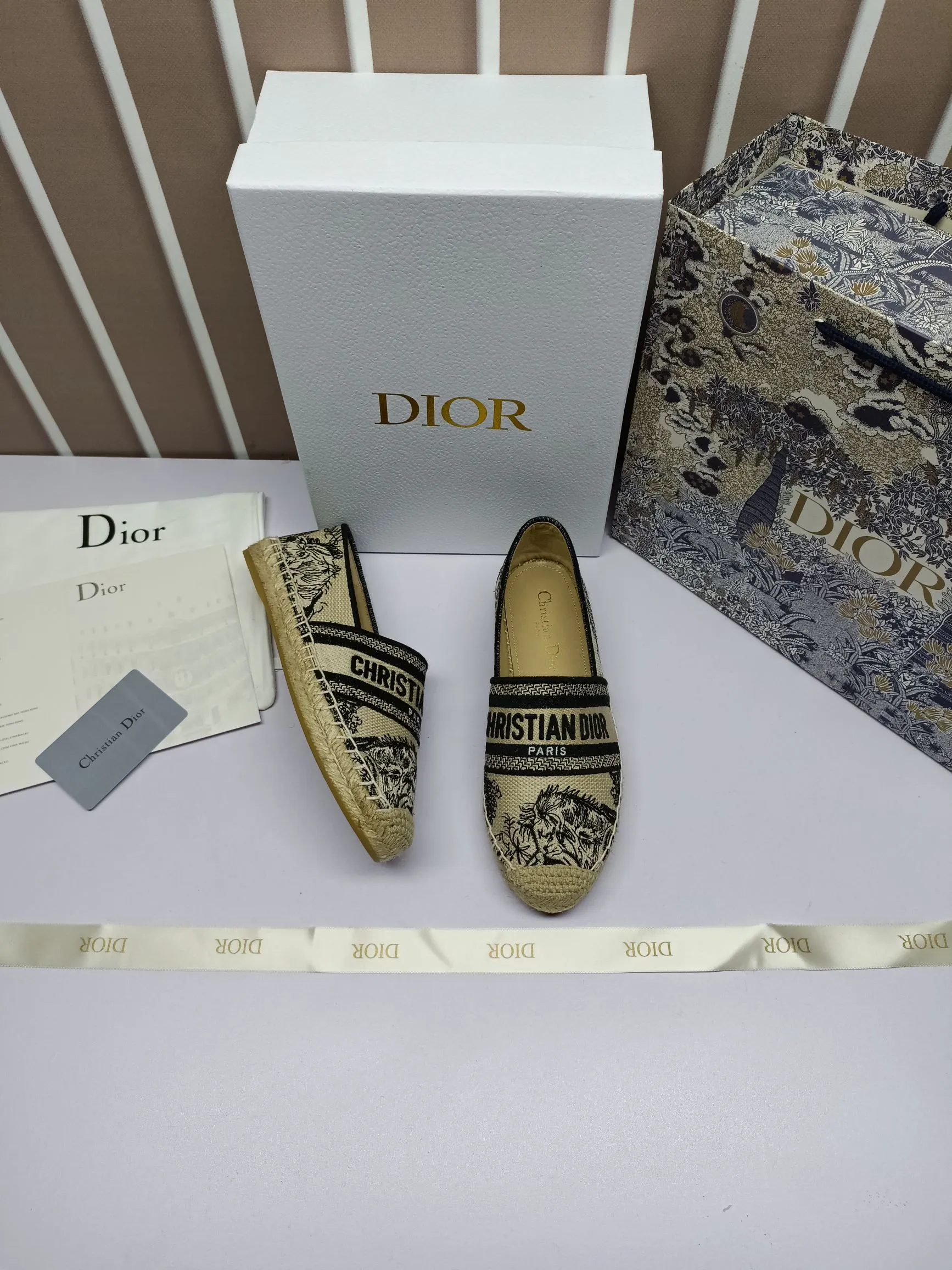 &mdash;&mdash;上新，上新，上新&mdash;&mdash;p180 Dior Granville草编鞋豹纹印花图案顶级 鞋面：饰以&ldquo;CHRISTIANDIOR&rdquo;豹纹棉质刺绣 工艺：纯手工缝制麻绳大底 内里：进口柔软透气绵羊内里加垫脚 码数：35-40（34.41.42定制） 大底：独家开模饰以幸运星符号橡胶大底 &bull; 渔夫鞋