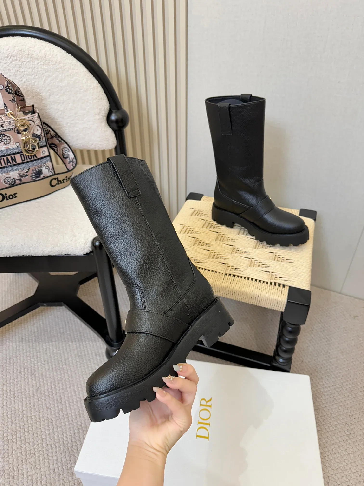 出厂价💰💰380 D-Major 靴子采用别具一格的设计元素打造醒目的外观。采用黑色牛皮革打造,可轻松穿脱。从 Dior Book Tote 手袋汲取灵感,顶部饰以双色“Christian Dior”标志。带有“CD”标志的可调节尼龙带和波纹橡胶鞋底构成醒目轮廓的基调。 踝部以科技面料饰带环绕,搭配黄铜饰环 凹口橡胶鞋底饰以 Christian Dior 的幸运星符号 尺码标准35-41