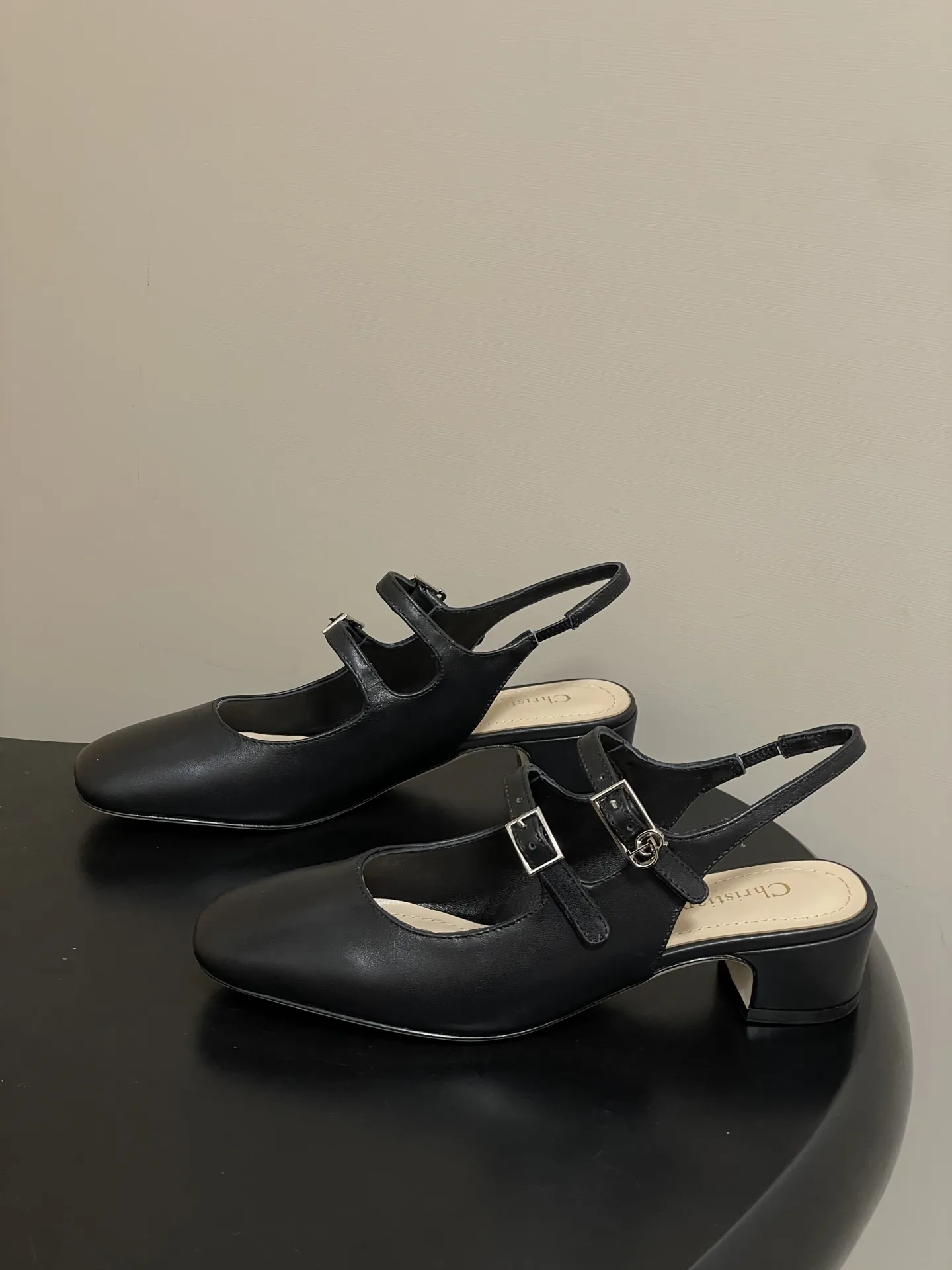 p280- 26ss春夏新款Dior 迪奥D-Cherie露跟高跟鞋CD五金扣两带玛丽珍鞋搭扣后空粗跟凉鞋高跟单鞋 这款Dior Cherie露跟高跟鞋以高雅的造型重新诠释经典的玛丽珍鞋。黑色柔软牛皮革鞋面,正面突显可调节的双系带,点缀以灵感源自Dior档案的相扣的金色饰面金属CD标志。搭配4厘米粗跟,可为各式造型增添优雅气质。 可爱俏皮减龄又不失高级感~富家千金即视感~高雅大气名媛风! 上脚超美~尽显优雅气质 精致小仙女必入单品 鞋面:牛皮/牛漆皮 内里垫脚:羊皮 鞋底:意大利A级真皮大底 跟高:4cm 码数:35-39(34.40.41.42定做不退换)