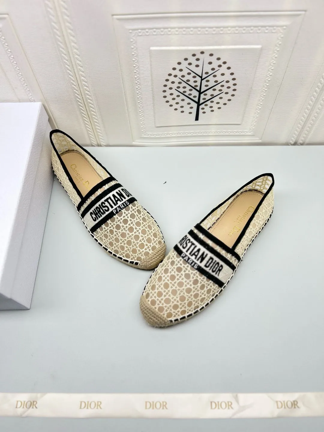 ——上新——p180💰,25ss Dior Granville草编鞋印花图案顶级 鞋面:饰以“CHRISTIANDIOR”棉质刺绣 工艺:纯手工缝制麻绳大底 内里:进口柔软透气绵羊内里加垫脚 码数:35-40(34.41.42定制) 大底:独家开模饰以幸运星符号橡胶大底 • 渔夫鞋
