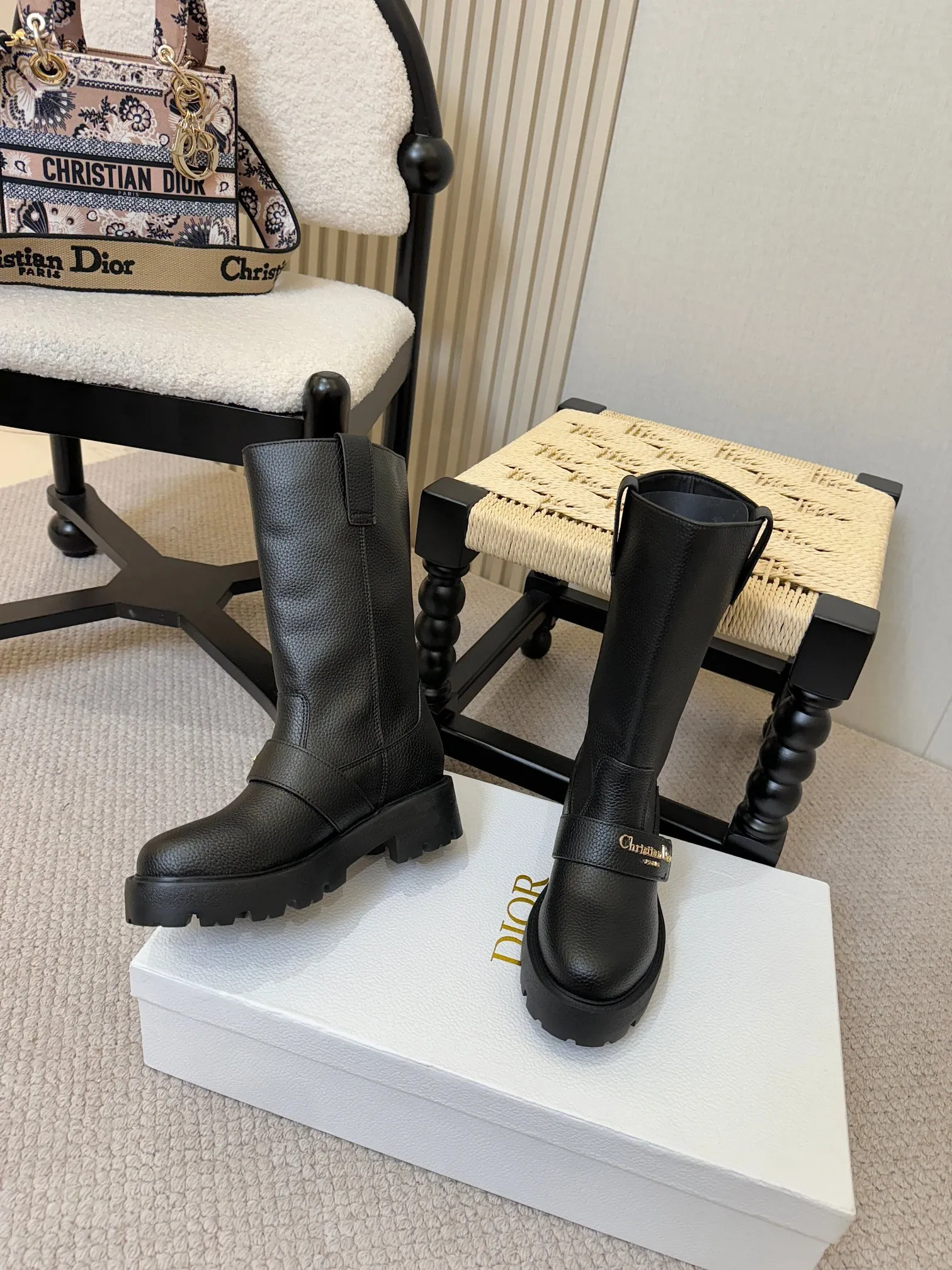 出厂价💰💰380 D-Major 靴子采用别具一格的设计元素打造醒目的外观。采用黑色牛皮革打造,可轻松穿脱。从 Dior Book Tote 手袋汲取灵感,顶部饰以双色“Christian Dior”标志。带有“CD”标志的可调节尼龙带和波纹橡胶鞋底构成醒目轮廓的基调。 踝部以科技面料饰带环绕,搭配黄铜饰环 凹口橡胶鞋底饰以 Christian Dior 的幸运星符号 尺码标准35-41