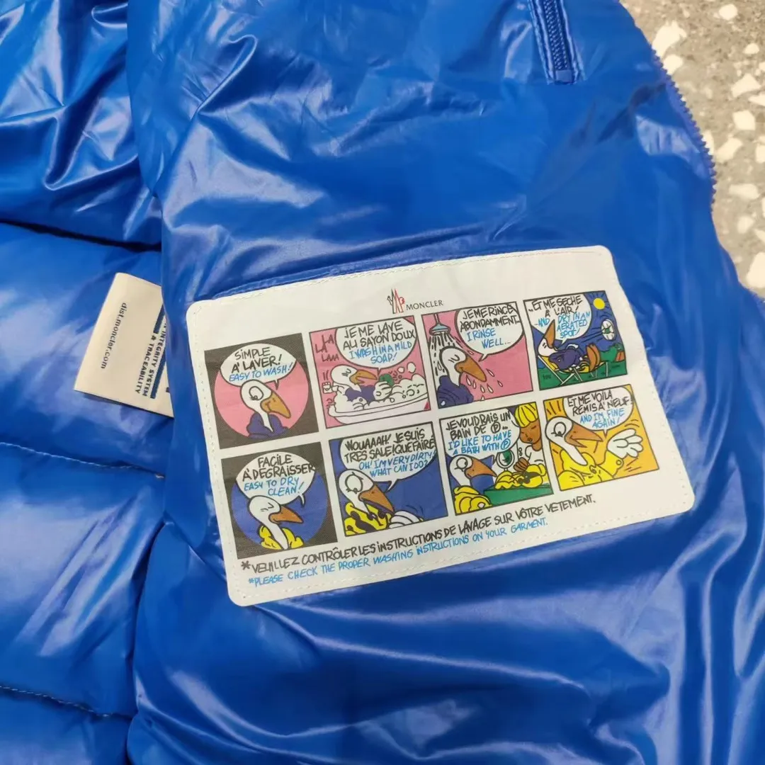 🇫🇷𝐌𝐎𝐍𝐂𝐋𝐄𝐑/蒙口 ⬆️🆕❤️2023🆕Mo*cⅠer 蒙口连帽织带字母羽绒马甲 羽绒马甲采用涤纶制成,是彰显Moncler致力使用低环境影响材料的典范。 真是细节感满满!!上身效果炒鸡棒! 颜色:黑色、天蓝色 尺码:12345