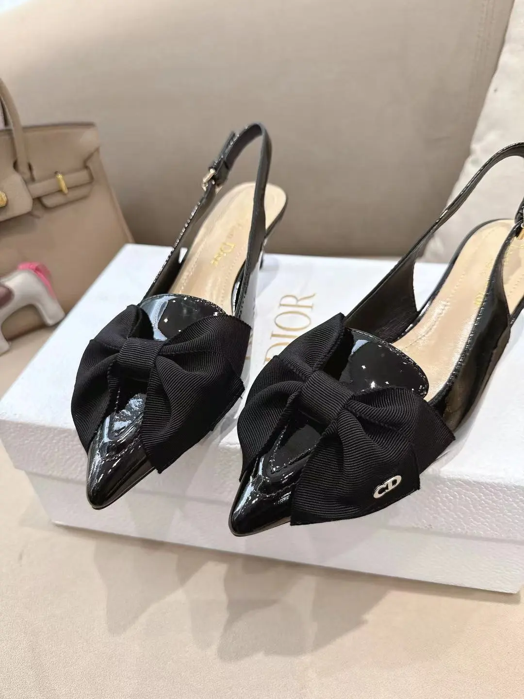 DIOR💙2025/𝐒𝐒 𝐧𝐞𝐰春夏新大蝴蝶花➕CDlogo 凉鞋系列 🎀高跟鞋💙 —————————— 延续D家永恒经典!这款鞋低调不失华丽 性感又不显张扬 鞋型是大家都爱的秀气款 非常非常显瘦 侧面整个弧度将脚部曲线完美展现😝 既有成熟女人味 又不乏一丝活泼少女感, 上脚也太好看了,值得推荐‼️ ꫛꫀꪝ Go➫ 材质: ❶鞋面:羊皮 ❷内里:混种羊皮 ❸大底:意大利原版底 ❹跟高:5cm ❺ 码数:35-39(40/41/42 定制不退换)P260