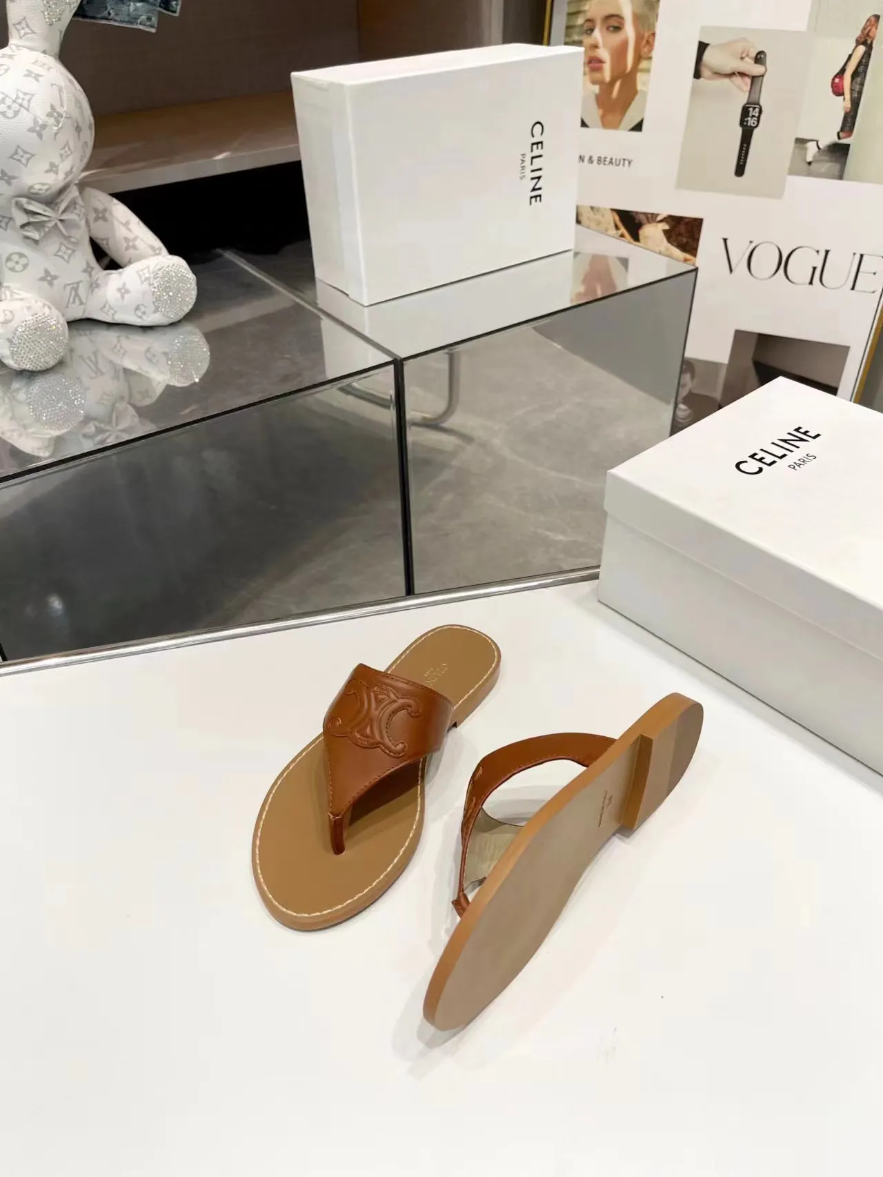 CELINE PARIS 2023拖鞋!🔥 🔥 这一季的赛琳又让我重新爱了它一次这季节美鞋太多😻 这款凉拖真是无敌好搭配!设计搭配经典的 logo 作为点缀整体视觉特别耐看又好搭配👡 !头层牛皮面,羊皮内里。原版油边工艺# celine #2023拖鞋 颜色:黑色,白色,棕色 尺码:35-40 大底:橡胶底P150,单层真皮大底P190