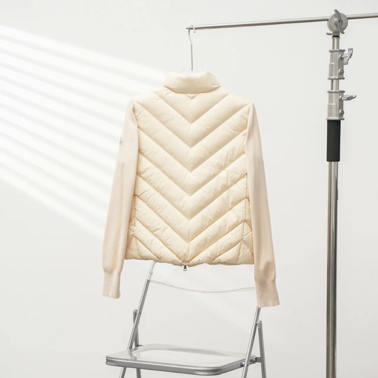 工厂直供💰330 MONCLER丨蒙口斜纹针织袖标立领羽绒服 配色:粉色 尺码:S-L