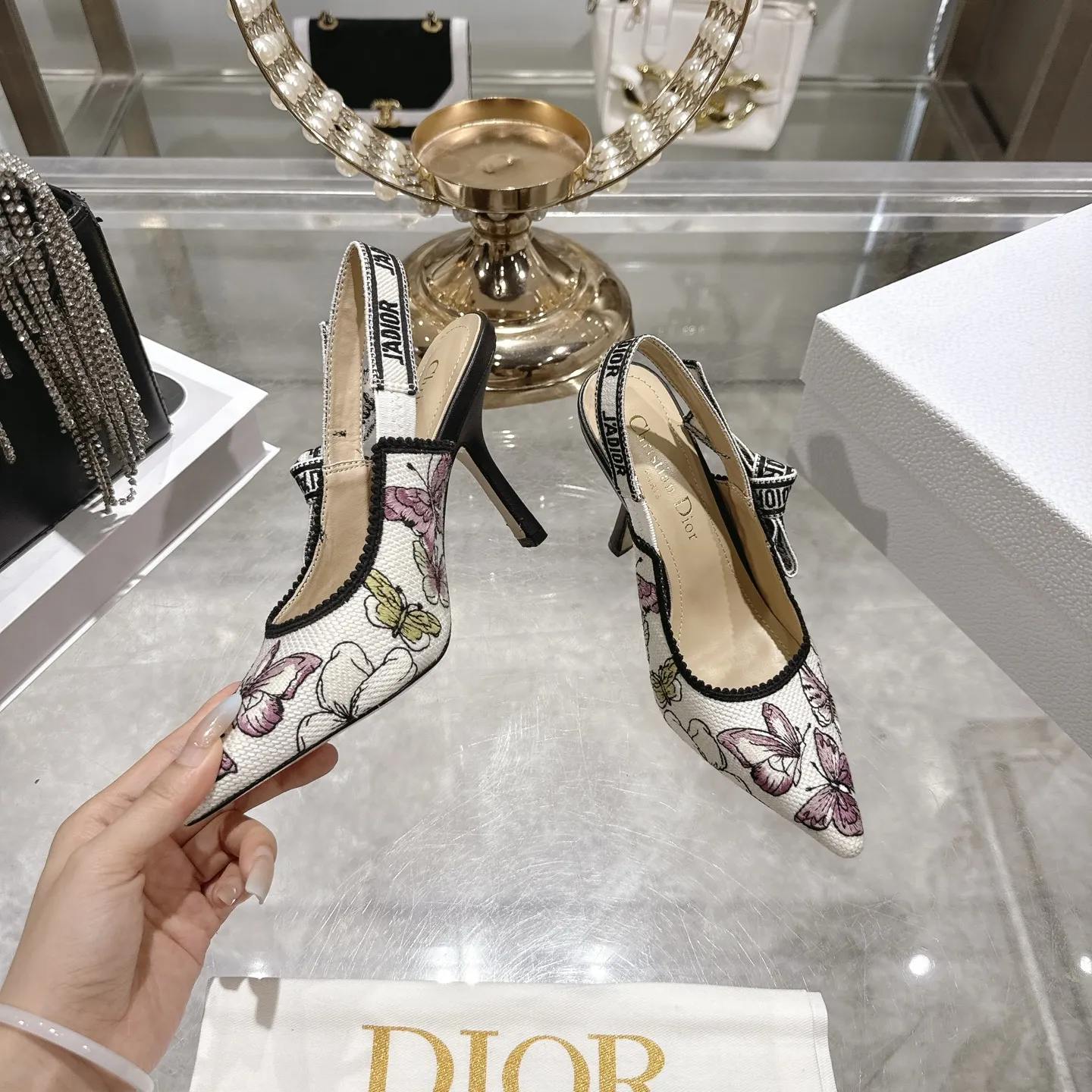 出厂300💰🎆 Dior 迪奥 2026春夏走秀新款bling...bling...水晶鞋 Capture系列高跟女鞋 明星同款凉鞋 市面顶级高端版本 独家发售 材质:原版定制特殊材料+水染羊皮垫脚+原版开模五金扣+意大利真皮大底 跟高:4.5cm 8.5cm size：34-41 (40 .41)定做