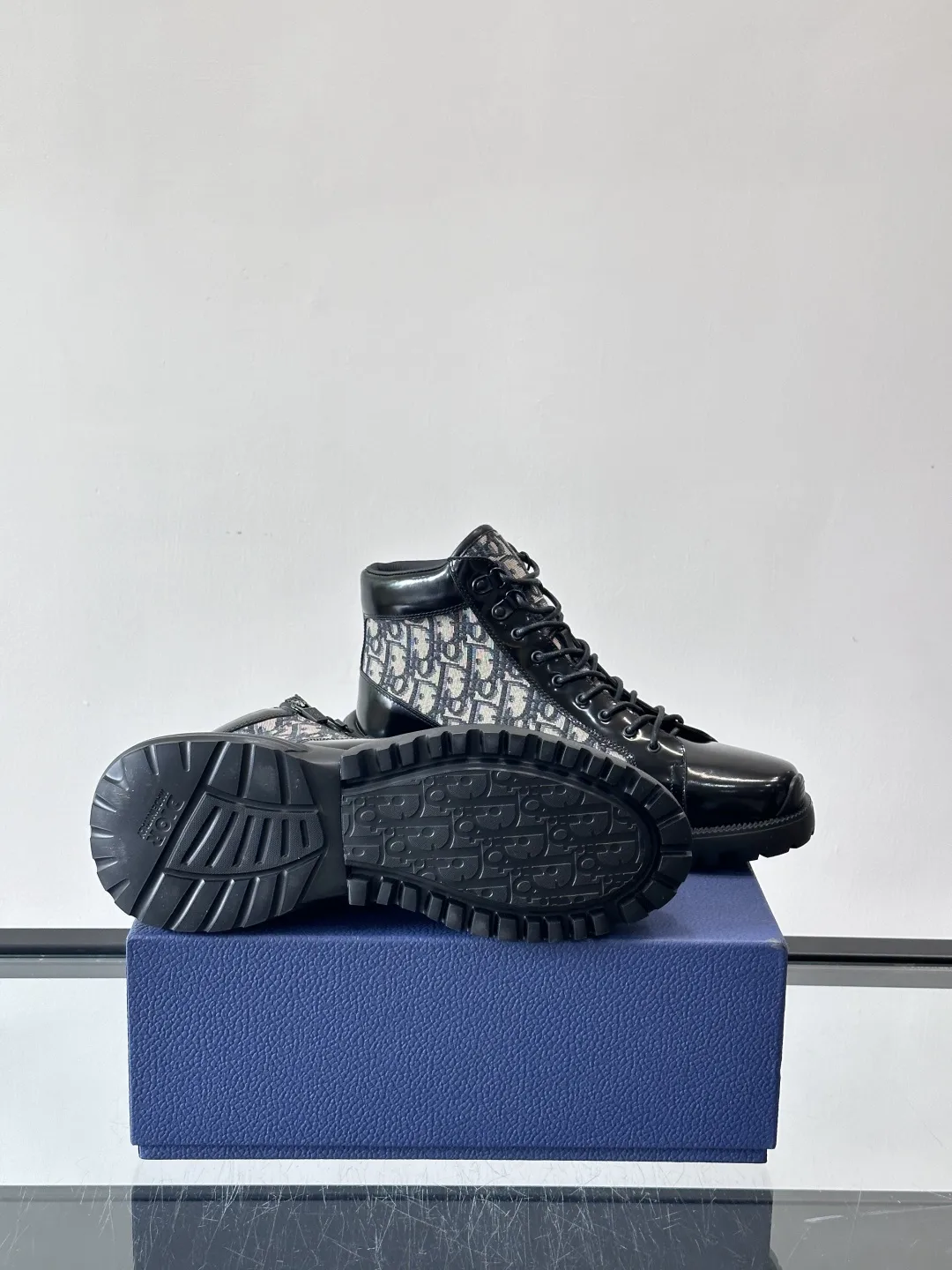 Dior Combat Oblique高帮运动鞋 黑色亮面皮革+Oblique老花帆布拼接,低调奢华又超有辨识度。 EVA鞋底轻盈缓震,日常穿搭或长时间行走都很舒适。 高帮设计支撑力满分,鞋舌和鞋底都有“DIOR”标志,细节控必入!无论休闲还是都市风都能轻松驾驭,是时尚与功能兼具的高奢单品,男士鞋履热门选择 P:430,size:39-44(38.45定制)