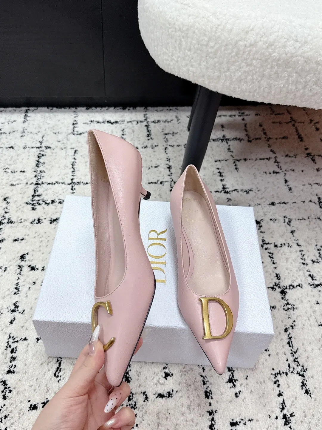 💰270 Dior 迪奥 26/ ss 春夏 走秀新款 CD金属扣 高跟鞋 Dior 2026春夏系列高跟鞋，由Jonathan Anderson设计，黑色尖头+金色CD金属扣，优雅又有现代感。细高跟约8-10cm，修饰腿型，拉长比例，适合职场、宴会等正式场合。鞋面优质皮革，触感柔软，穿着舒适。CD金属扣是Dior经典标志，彰显品牌历史与创新。整体设计融合经典与玩味，是现代女性气质与自信的象征。 ✔️面料: 原版牛皮/牛反绒 ✔️内里: 羊皮 ✔️鞋底: 意大利真皮底 ✔️跟高: 3.5 ✔️Size: #35-41(40.41订做）