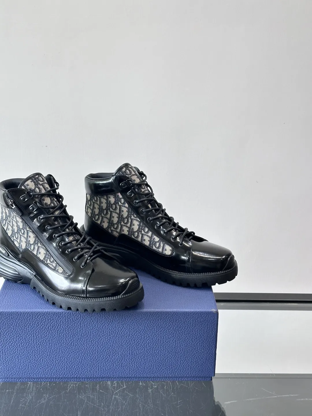 Dior Combat Oblique高帮运动鞋 黑色亮面皮革+Oblique老花帆布拼接，低调奢华又超有辨识度。 EVA鞋底轻盈缓震，日常穿搭或长时间行走都很舒适。 高帮设计支撑力满分，鞋舌和鞋底都有&ldquo;DIOR&rdquo;标志，细节控必入！无论休闲还是都市风都能轻松驾驭，是时尚与功能兼具的高奢单品，男士鞋履热门选择 P：430，size：39-44（38.45定制）