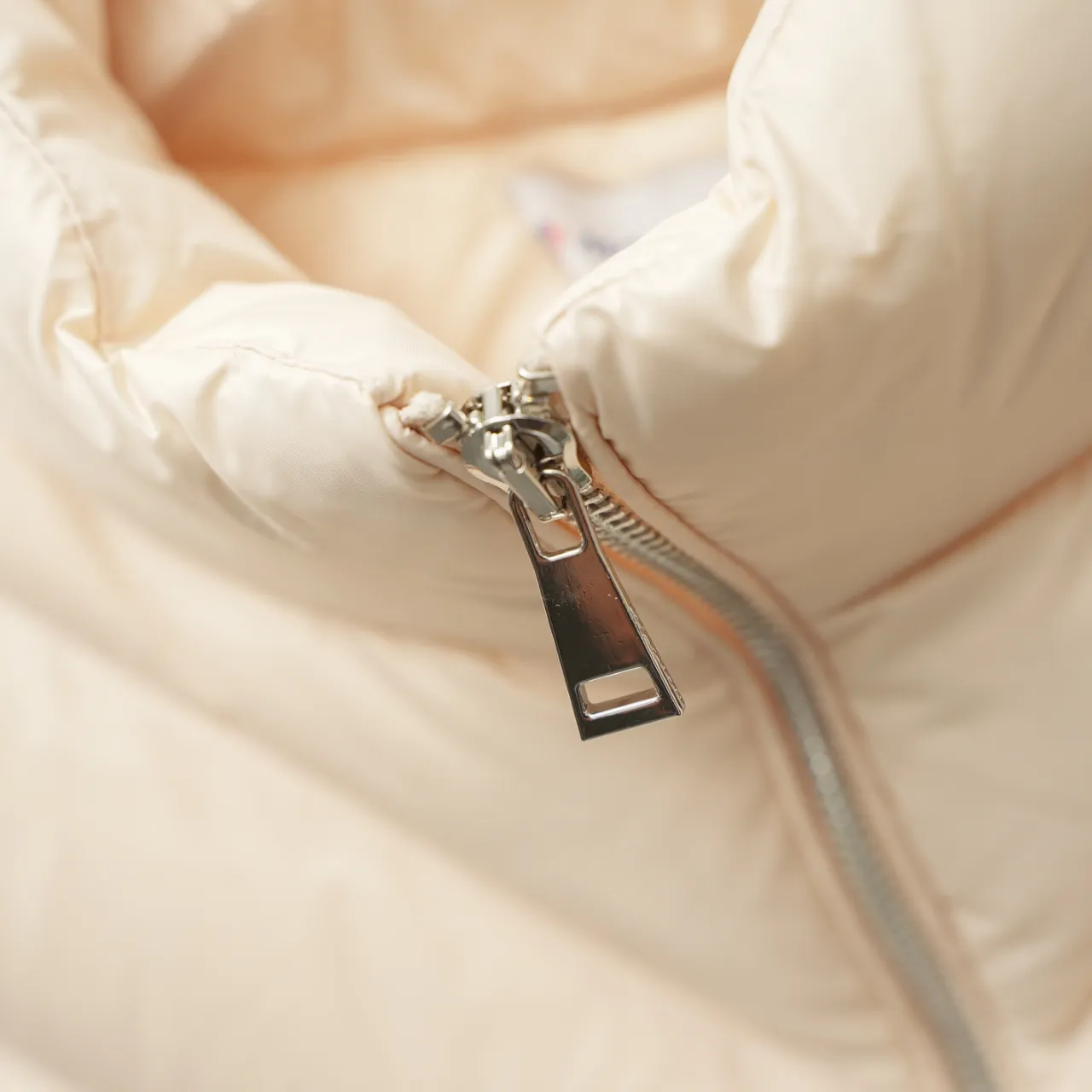 工厂直供💰330 MONCLER丨蒙口斜纹针织袖标立领羽绒服 配色:粉色 尺码:S-L