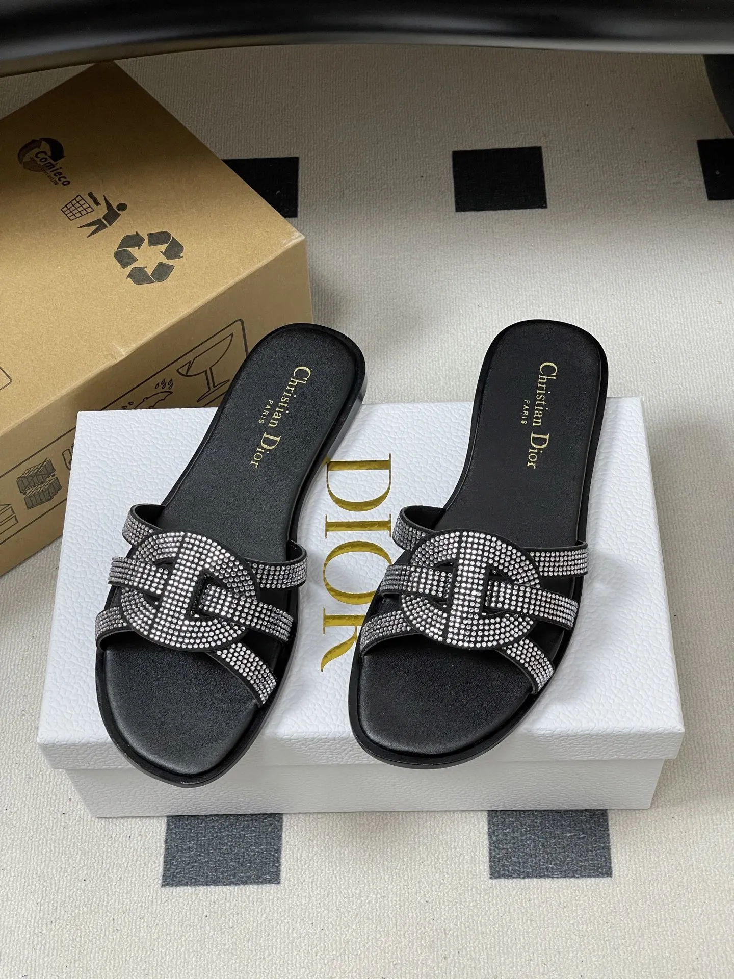 p260- 26ss春夏新款Dior 迪奥D-Club水钻镂空叠层CD交叉带凉拖鞋猪鼻子编织带平底拖鞋 这款 D-Club 凉拖是二零二五秋季系列新品,以简约优雅的设计重新诠释经典款式。鞋面精致的牛皮革饰带点缀以交叉CD标志。加垫内底穿着舒适,简约的设计便于穿脱,轻松打造休闲造型。一双能提升整体质感的百搭单品,适合投资于长期衣橱。 鞋面:羊猄皮鑲烫澳洲水钻 鞋底:原版开模意大利加厚真皮大底 码数:35-39(40.41.42.43定做不退换)