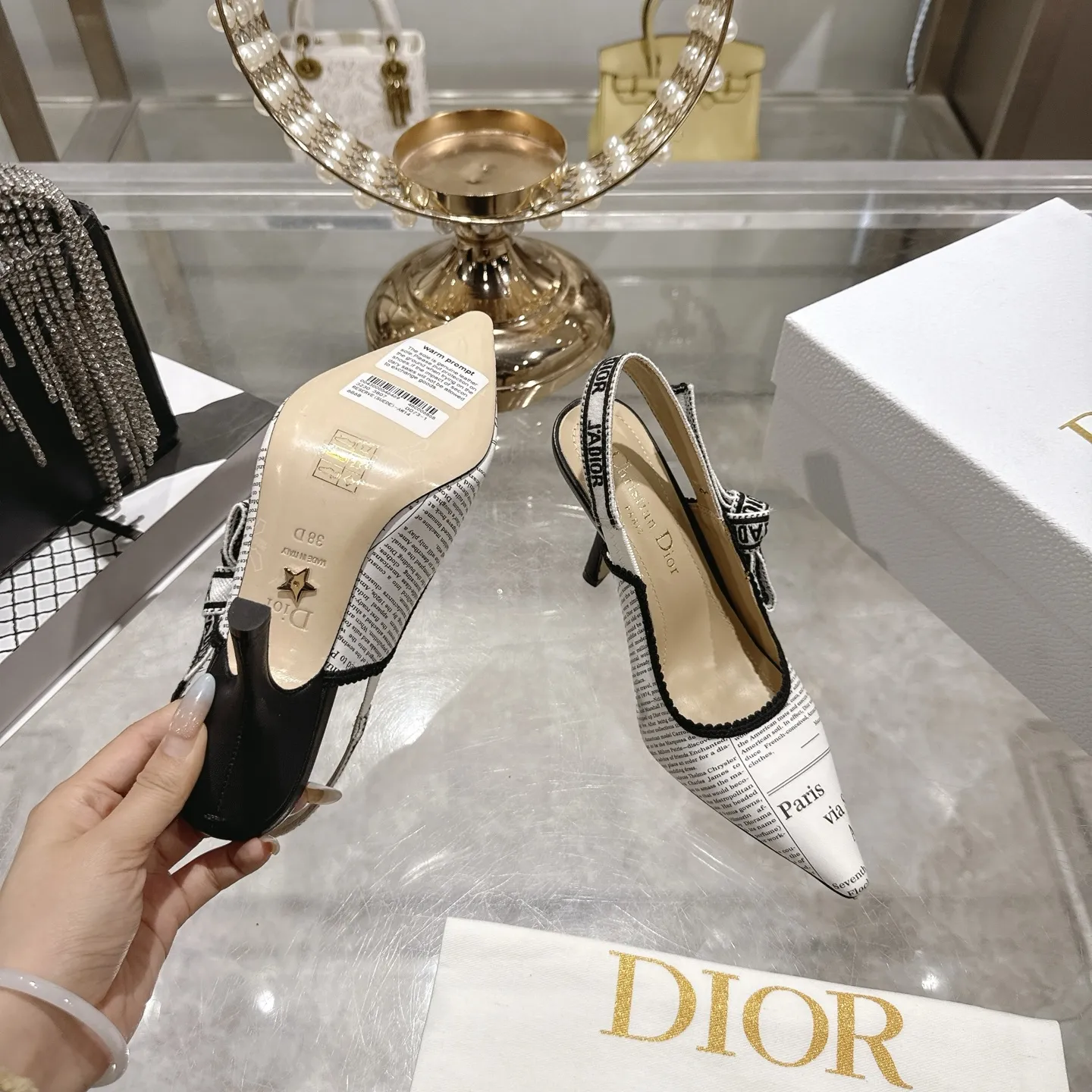 出厂300💰🎆 Dior 迪奥 2026春夏走秀新款bling...bling...水晶鞋 Capture系列高跟女鞋 明星同款凉鞋 市面顶级高端版本 独家发售 材质:原版定制特殊材料+水染羊皮垫脚+原版开模五金扣+意大利真皮大底 跟高:平底 4.5cm 8.5cm size：34-41 (40 .41)定做