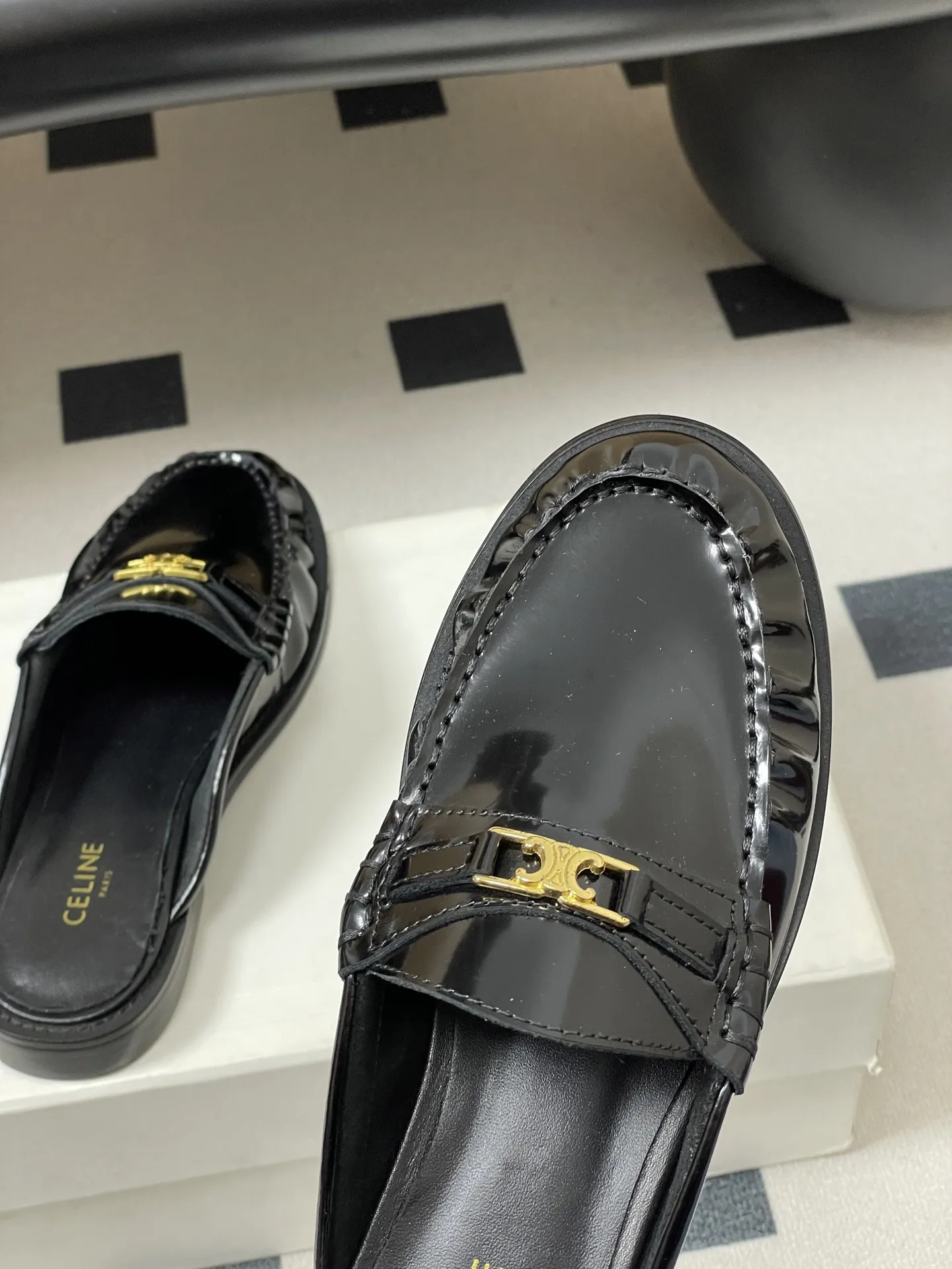 p310-顶级品质 26Fw春夏新款 CELINE 赛琳/思琳 经典凯旋门金属扣乐福鞋一脚蹬褶皱小皮鞋 鞋身点缀凯旋门金属扣/,部分款还有金属饰牌,轻奢辨识度拉满。厚底+乐福鞋型,“一脚蹬”穿脱方便,厚底既增高又比细跟更稳;方头设计修饰脚型,不挤脚趾。 采用亮面/哑光皮革,质感细腻耐用;部分款加入流苏、缝线等复古元素,风格更丰富。属于“百搭款”搭西装是通勤精英风,搭牛仔裤是松弛休闲感,棕/黑/焦糖色等配色适配不同穿搭场景。 鞋面:定制牛皮 内里垫脚:牛皮 鞋底:意大利真皮大底 码数:35-39(40.41定做不退换)