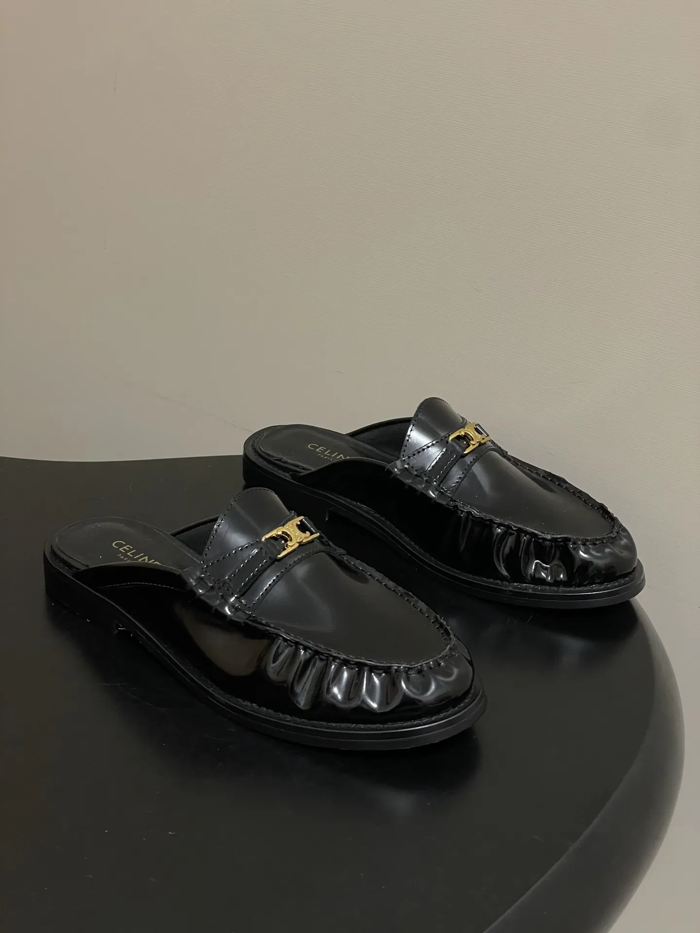 p310-顶级品质 26Fw春夏新款 CELINE 赛琳/思琳 经典凯旋门金属扣乐福鞋一脚蹬褶皱小皮鞋 鞋身点缀凯旋门金属扣/,部分款还有金属饰牌,轻奢辨识度拉满。厚底+乐福鞋型,“一脚蹬”穿脱方便,厚底既增高又比细跟更稳;方头设计修饰脚型,不挤脚趾。 采用亮面/哑光皮革,质感细腻耐用;部分款加入流苏、缝线等复古元素,风格更丰富。属于“百搭款”搭西装是通勤精英风,搭牛仔裤是松弛休闲感,棕/黑/焦糖色等配色适配不同穿搭场景。 鞋面:定制牛皮 内里垫脚:牛皮 鞋底:意大利真皮大底 码数:35-39(40.41定做不退换)