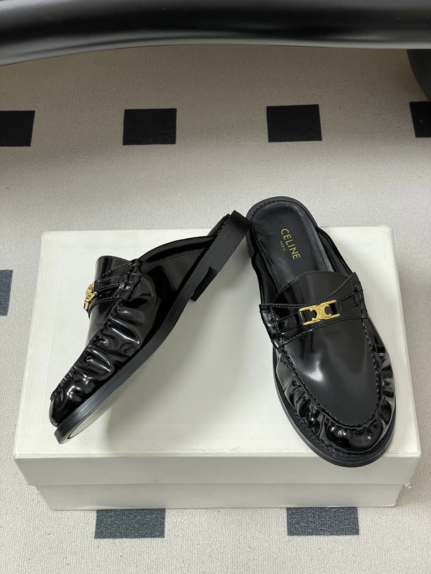 p310-顶级品质 26Fw春夏新款 CELINE 赛琳/思琳 经典凯旋门金属扣乐福鞋一脚蹬褶皱小皮鞋 鞋身点缀凯旋门金属扣/,部分款还有金属饰牌,轻奢辨识度拉满。厚底+乐福鞋型,“一脚蹬”穿脱方便,厚底既增高又比细跟更稳;方头设计修饰脚型,不挤脚趾。 采用亮面/哑光皮革,质感细腻耐用;部分款加入流苏、缝线等复古元素,风格更丰富。属于“百搭款”搭西装是通勤精英风,搭牛仔裤是松弛休闲感,棕/黑/焦糖色等配色适配不同穿搭场景。 鞋面:定制牛皮 内里垫脚:牛皮 鞋底:意大利真皮大底 码数:35-39(40.41定做不退换)