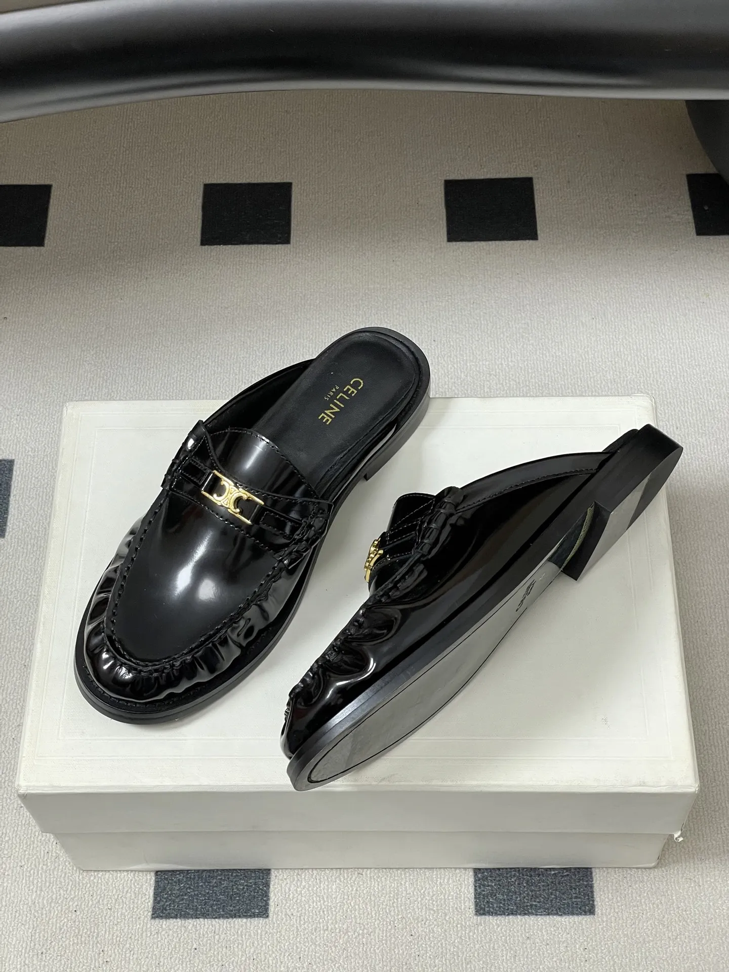 p310-顶级品质 26Fw春夏新款 CELINE 赛琳/思琳 经典凯旋门金属扣乐福鞋一脚蹬褶皱小皮鞋 鞋身点缀凯旋门金属扣/，部分款还有金属饰牌，轻奢辨识度拉满。厚底+乐福鞋型，&ldquo;一脚蹬&rdquo;穿脱方便，厚底既增高又比细跟更稳；方头设计修饰脚型，不挤脚趾。 采用亮面/哑光皮革，质感细腻耐用；部分款加入流苏、缝线等复古元素，风格更丰富。属于&ldquo;百搭款&rdquo;搭西装是通勤精英风，搭牛仔裤是松弛休闲感，棕/黑/焦糖色等配色适配不同穿搭场景。 鞋面：定制牛皮 内里垫脚：牛皮 鞋底：意大利真皮大底 码数：35-39（40.41定做不退换）