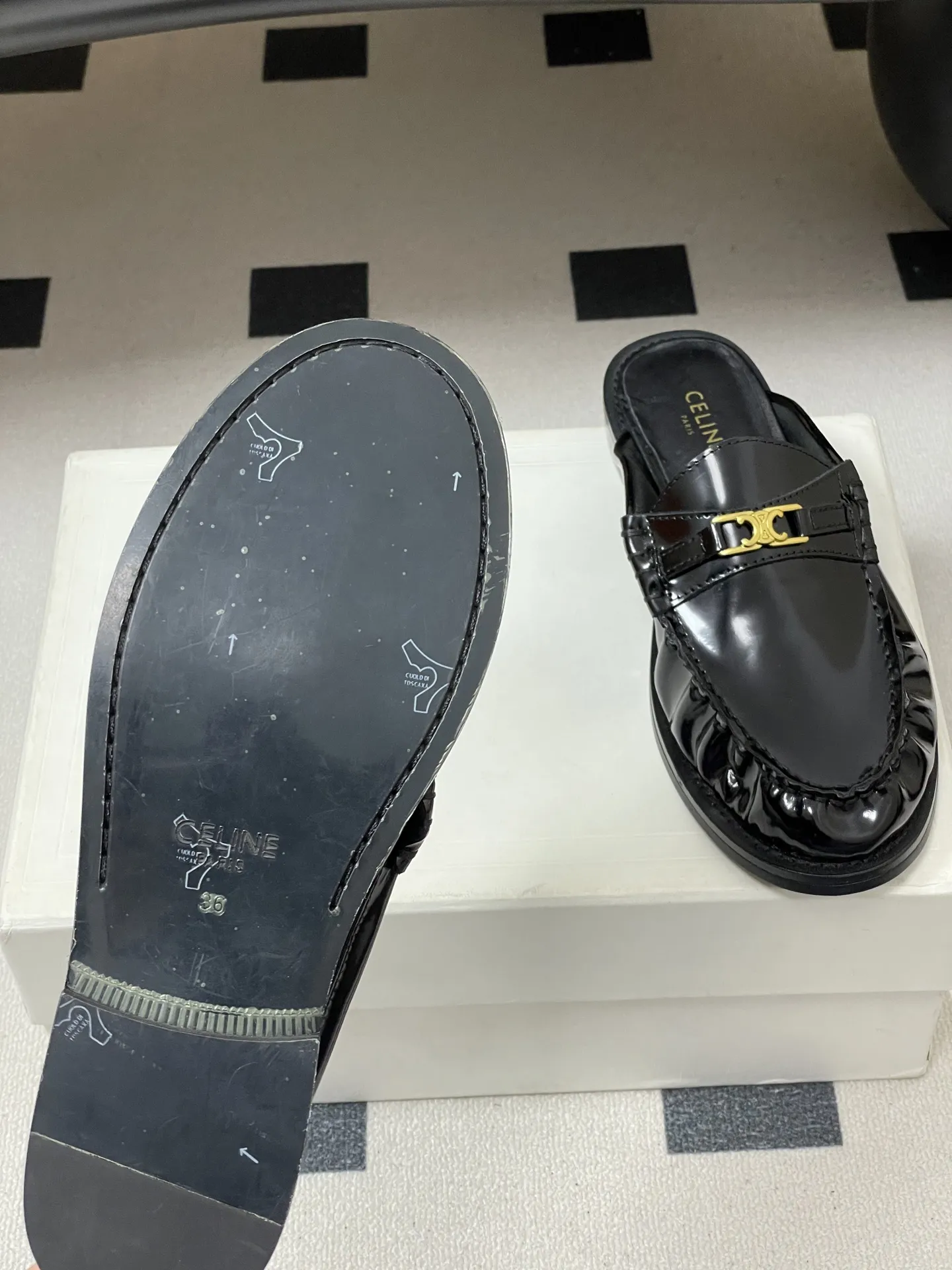 p310-顶级品质 26Fw春夏新款 CELINE 赛琳/思琳 经典凯旋门金属扣乐福鞋一脚蹬褶皱小皮鞋 鞋身点缀凯旋门金属扣/,部分款还有金属饰牌,轻奢辨识度拉满。厚底+乐福鞋型,“一脚蹬”穿脱方便,厚底既增高又比细跟更稳;方头设计修饰脚型,不挤脚趾。 采用亮面/哑光皮革,质感细腻耐用;部分款加入流苏、缝线等复古元素,风格更丰富。属于“百搭款”搭西装是通勤精英风,搭牛仔裤是松弛休闲感,棕/黑/焦糖色等配色适配不同穿搭场景。 鞋面:定制牛皮 内里垫脚:牛皮 鞋底:意大利真皮大底 码数:35-39(40.41定做不退换)