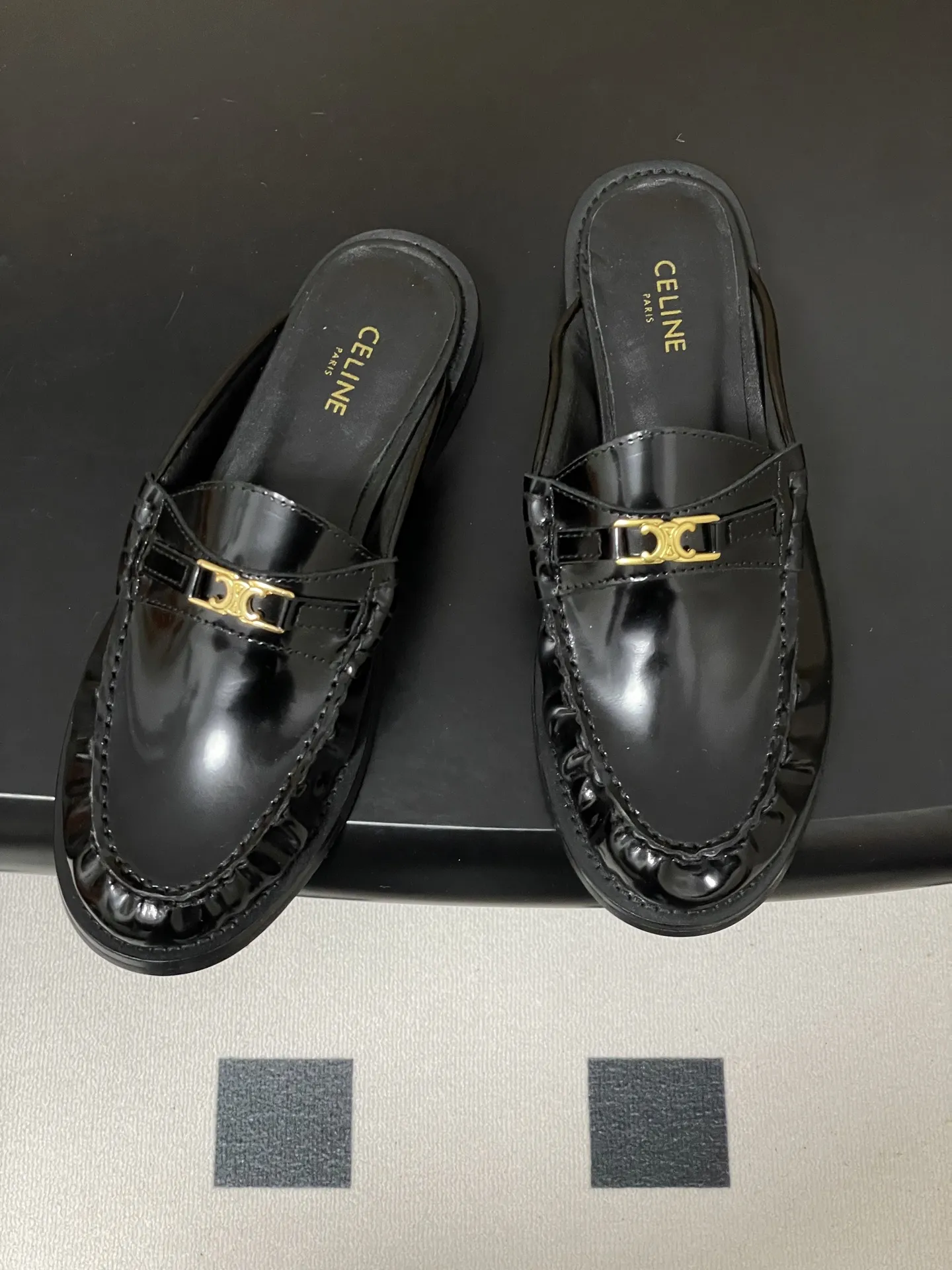 p310-顶级品质 26Fw春夏新款 CELINE 赛琳/思琳 经典凯旋门金属扣乐福鞋一脚蹬褶皱小皮鞋 鞋身点缀凯旋门金属扣/，部分款还有金属饰牌，轻奢辨识度拉满。厚底+乐福鞋型，&ldquo;一脚蹬&rdquo;穿脱方便，厚底既增高又比细跟更稳；方头设计修饰脚型，不挤脚趾。 采用亮面/哑光皮革，质感细腻耐用；部分款加入流苏、缝线等复古元素，风格更丰富。属于&ldquo;百搭款&rdquo;搭西装是通勤精英风，搭牛仔裤是松弛休闲感，棕/黑/焦糖色等配色适配不同穿搭场景。 鞋面：定制牛皮 内里垫脚：牛皮 鞋底：意大利真皮大底 码数：35-39（40.41定做不退换）