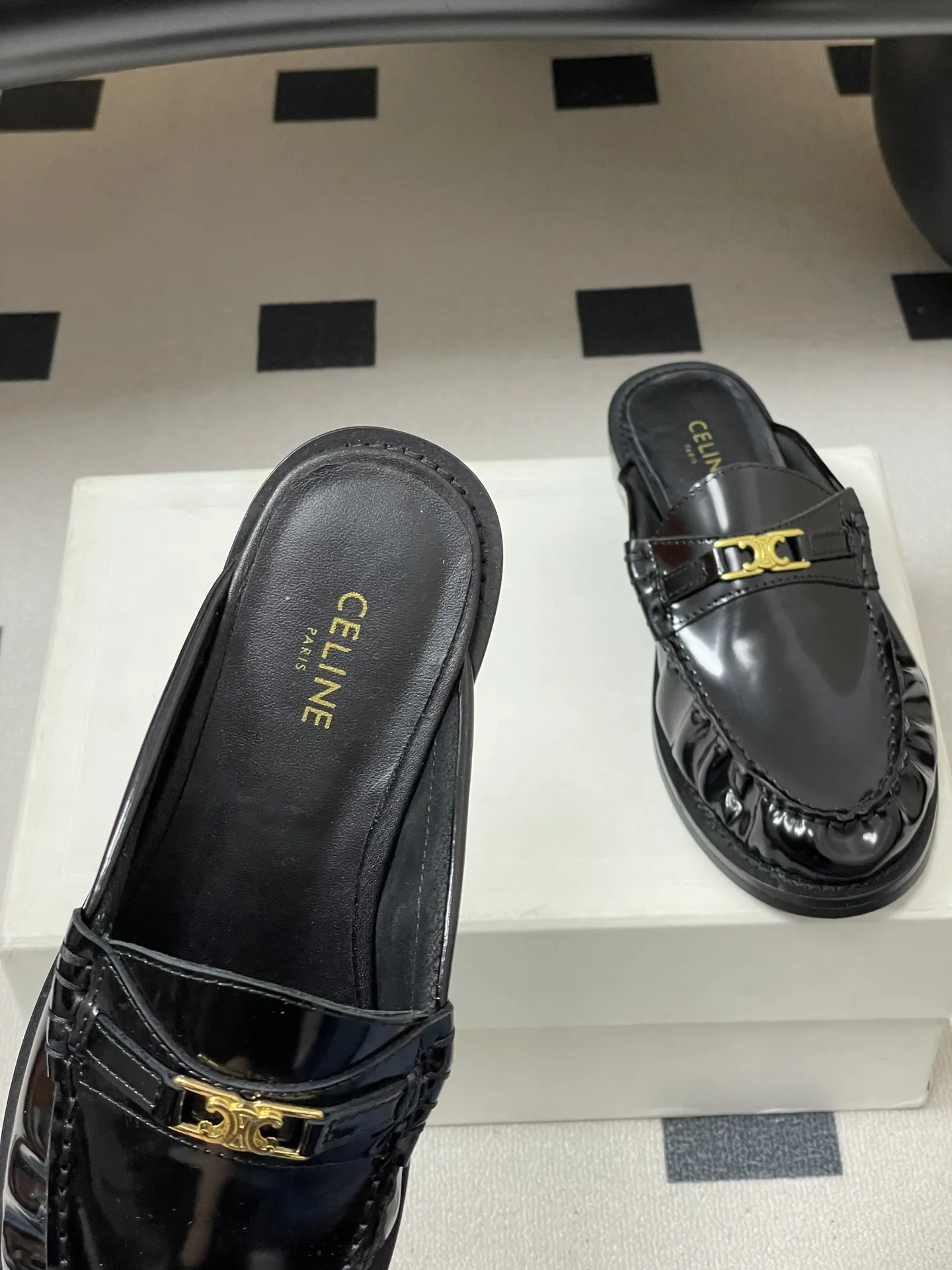 p310-顶级品质 26Fw春夏新款 CELINE 赛琳/思琳 经典凯旋门金属扣乐福鞋一脚蹬褶皱小皮鞋 鞋身点缀凯旋门金属扣/,部分款还有金属饰牌,轻奢辨识度拉满。厚底+乐福鞋型,“一脚蹬”穿脱方便,厚底既增高又比细跟更稳;方头设计修饰脚型,不挤脚趾。 采用亮面/哑光皮革,质感细腻耐用;部分款加入流苏、缝线等复古元素,风格更丰富。属于“百搭款”搭西装是通勤精英风,搭牛仔裤是松弛休闲感,棕/黑/焦糖色等配色适配不同穿搭场景。 鞋面:定制牛皮 内里垫脚:牛皮 鞋底:意大利真皮大底 码数:35-39(40.41定做不退换)