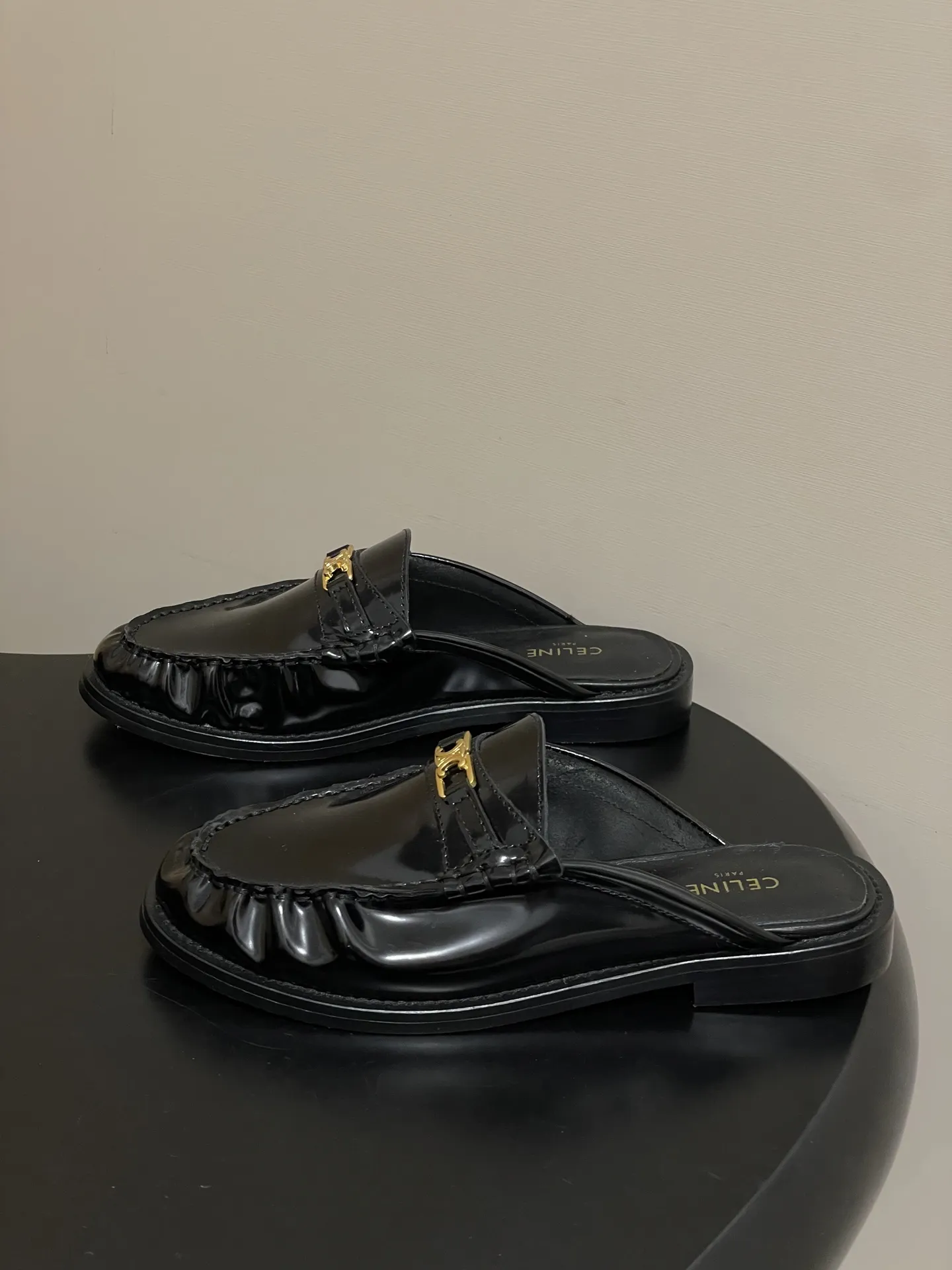 p310-顶级品质 26Fw春夏新款 CELINE 赛琳/思琳 经典凯旋门金属扣乐福鞋一脚蹬褶皱小皮鞋 鞋身点缀凯旋门金属扣/，部分款还有金属饰牌，轻奢辨识度拉满。厚底+乐福鞋型，&ldquo;一脚蹬&rdquo;穿脱方便，厚底既增高又比细跟更稳；方头设计修饰脚型，不挤脚趾。 采用亮面/哑光皮革，质感细腻耐用；部分款加入流苏、缝线等复古元素，风格更丰富。属于&ldquo;百搭款&rdquo;搭西装是通勤精英风，搭牛仔裤是松弛休闲感，棕/黑/焦糖色等配色适配不同穿搭场景。 鞋面：定制牛皮 内里垫脚：牛皮 鞋底：意大利真皮大底 码数：35-39（40.41定做不退换）