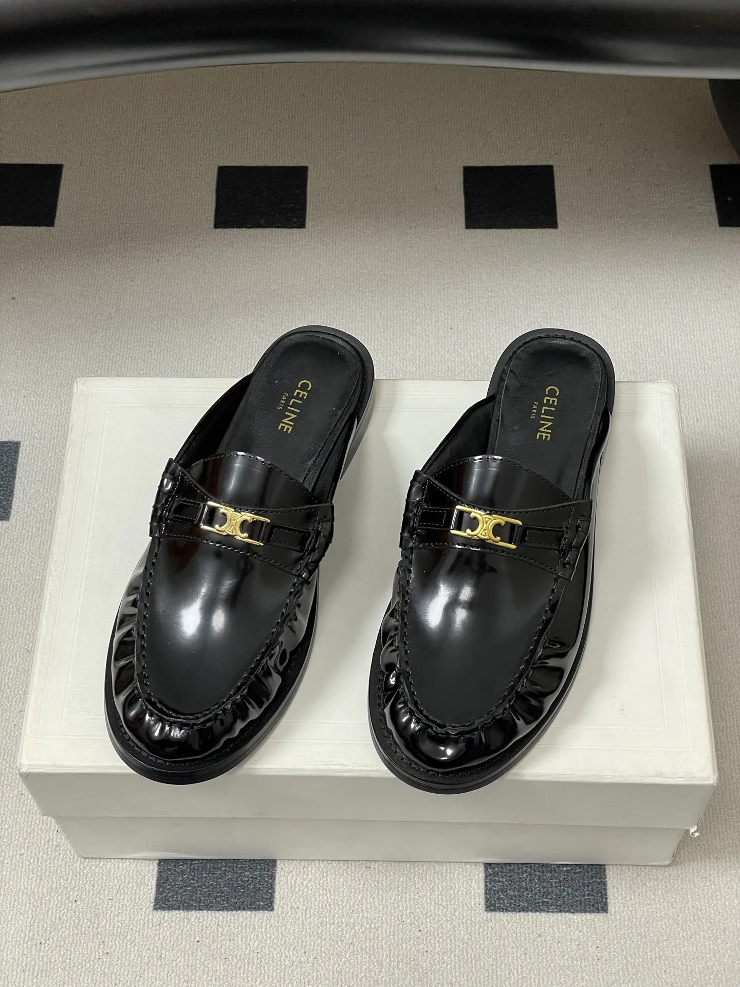 p310-顶级品质 26Fw春夏新款 CELINE 赛琳/思琳 经典凯旋门金属扣乐福鞋一脚蹬褶皱小皮鞋 鞋身点缀凯旋门金属扣/,部分款还有金属饰牌,轻奢辨识度拉满。厚底+乐福鞋型,“一脚蹬”穿脱方便,厚底既增高又比细跟更稳;方头设计修饰脚型,不挤脚趾。 采用亮面/哑光皮革,质感细腻耐用;部分款加入流苏、缝线等复古元素,风格更丰富。属于“百搭款”搭西装是通勤精英风,搭牛仔裤是松弛休闲感,棕/黑/焦糖色等配色适配不同穿搭场景。 鞋面:定制牛皮 内里垫脚:牛皮 鞋底:意大利真皮大底 码数:35-39(40.41定做不退换)