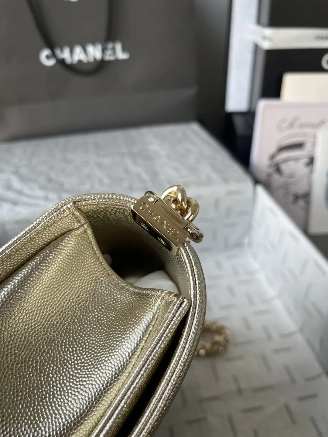 顶级货_厂p650 法国•高端定制品 Chane1 Classic Bag A67086 leboy-鱼子酱辣妈款 2020年Chane1最新概念~经典辣妈系列 时尚、高雅、尊贵!一直是国际明星、贵妇们必备的时尚宠儿。 结合一切经典的创作思维,这款包是Karl Lagerfeld和新任总监Virginie Viard一起设计的 也是老佛爷给我们留下最后的礼物 简直是小香一切经典元素的结合,辣妈款包型经典、时尚、贵气大方,让人一眼钟情! 看到它的第一眼的时候 Always miss him可手拿斜挎侧背肩背手提 简直是一款完美百搭包! 大师傅精工打造,细节完美无瑕,采用顶级复古五金配件+进口鱼子酱牛皮,内配专柜同版小羊皮内里,摸起来手感很柔软的很舒服 喜翻~ 时尚在转动,但经典永远不变! size:底长24.5-高14-宽9CM 肩带长度104CM 【实物更给力哦】