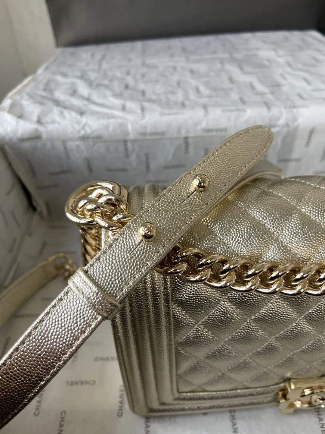 顶级货_厂p650 法国•高端定制品 Chane1 Classic Bag A67086 leboy-鱼子酱辣妈款 2020年Chane1最新概念~经典辣妈系列 时尚、高雅、尊贵!一直是国际明星、贵妇们必备的时尚宠儿。 结合一切经典的创作思维,这款包是Karl Lagerfeld和新任总监Virginie Viard一起设计的 也是老佛爷给我们留下最后的礼物 简直是小香一切经典元素的结合,辣妈款包型经典、时尚、贵气大方,让人一眼钟情! 看到它的第一眼的时候 Always miss him可手拿斜挎侧背肩背手提 简直是一款完美百搭包! 大师傅精工打造,细节完美无瑕,采用顶级复古五金配件+进口鱼子酱牛皮,内配专柜同版小羊皮内里,摸起来手感很柔软的很舒服 喜翻~ 时尚在转动,但经典永远不变! size:底长24.5-高14-宽9CM 肩带长度104CM 【实物更给力哦】