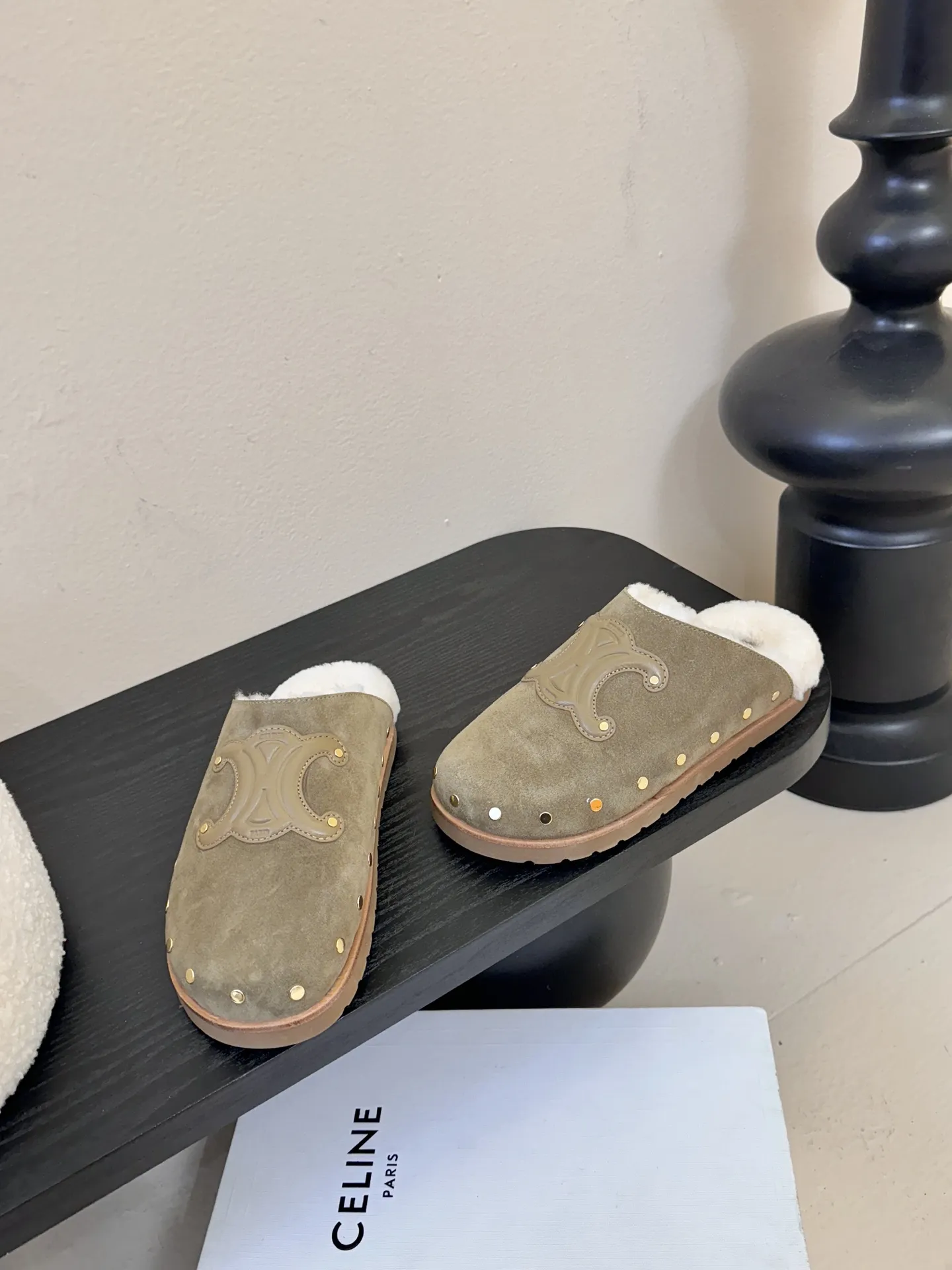 💰280 CELINE·思琳 赛琳最新呈现PITEA木屐羊毛厚底穆勒鞋毛拖系列。顶级版本后跟原版牛皮包中底3D立体logo,原版定制羊毛完美契合专柜颜色,原版私模进口材质多层组合大底。女码:35-39 4041定制