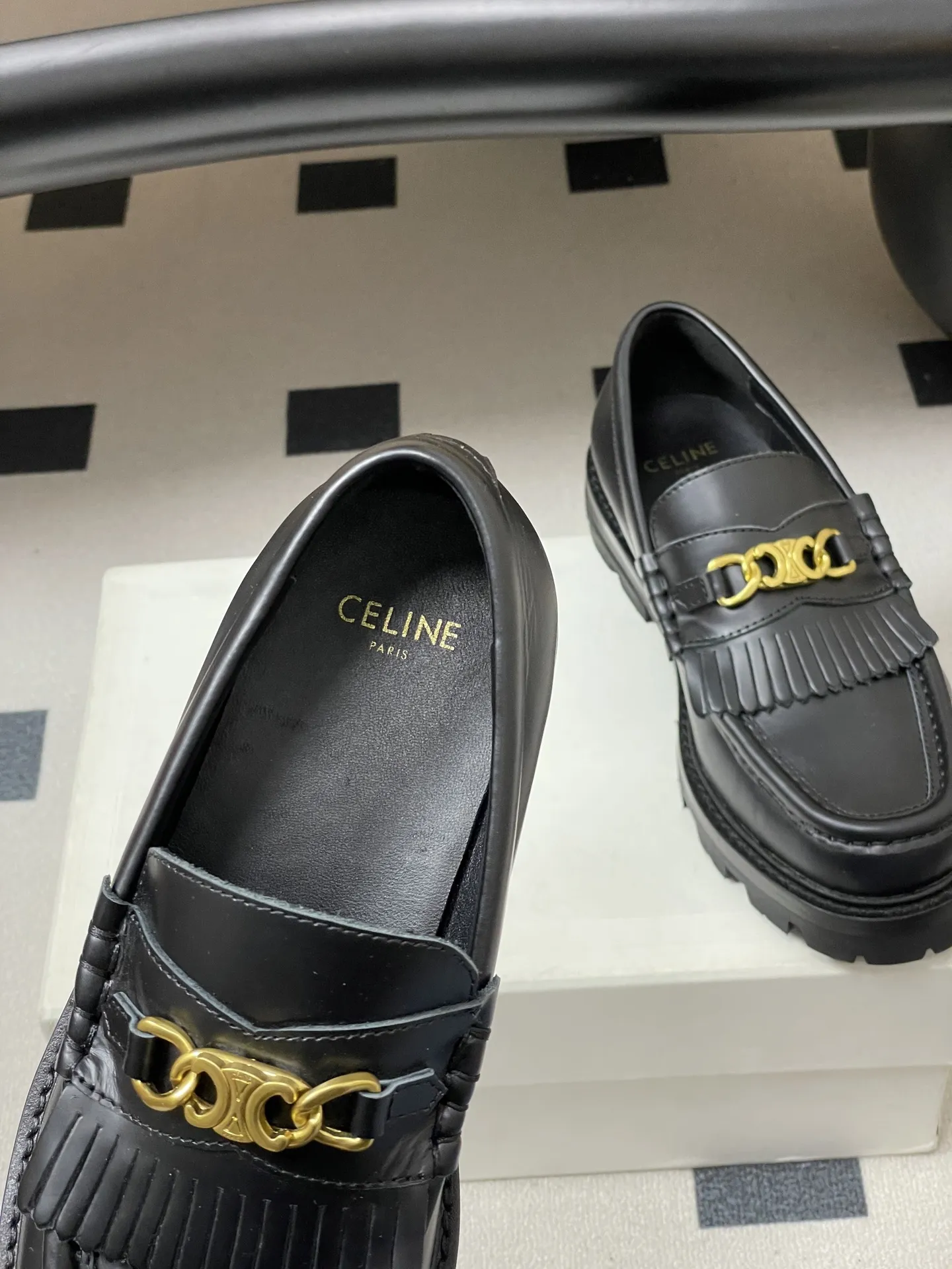 p310-顶级品质 26Fw春夏新款 CELINE 赛琳/思琳 经典凯旋门金属扣乐福鞋流苏吊坠一脚蹬厚底小皮鞋 鞋身点缀凯旋门金属扣/金属流苏,部分款还有金属饰牌,轻奢辨识度拉满。厚底+乐福鞋型,“一脚蹬”穿脱方便,厚底既增高又比细跟更稳;方头设计修饰脚型,不挤脚趾。 采用亮面/哑光皮革,质感细腻耐用;部分款加入流苏、缝线等复古元素,风格更丰富。属于“百搭款”搭西装是通勤精英风,搭牛仔裤是松弛休闲感,棕/黑/焦糖色等配色适配不同穿搭场景。 鞋面:定制牛皮 内里垫脚:牛皮 鞋底:真皮沿条/原版私模进口材质多层组合大底 跟高:3cm 码数:35-39(40.41定做不退换)