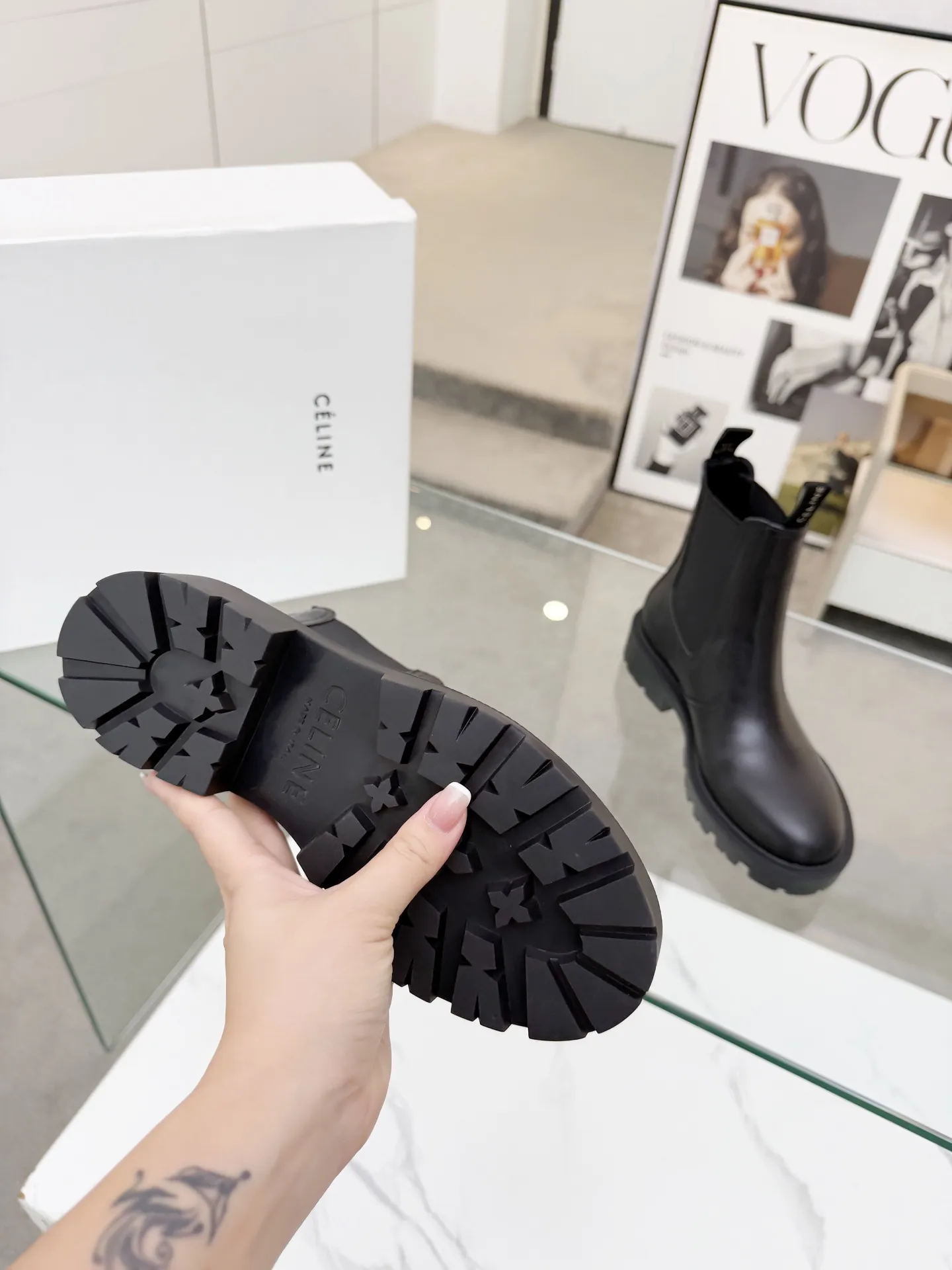 CELINE（赛琳）2025秋冬新款切尔西短靴💥鞋面采用小牛皮加经典压花Logo油边工艺🎵一款经典穿搭永不过时🌹 内里：羊皮，面料：头层小牛皮 码数：35-41，（41定做不退换） 出厂价：280