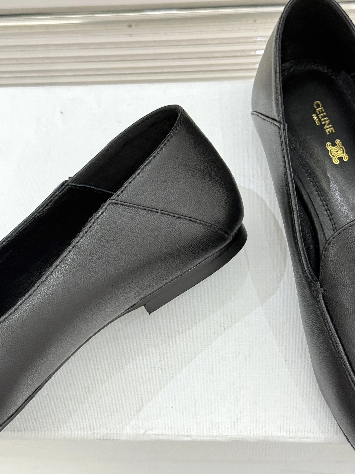 厂价💰270 Celine/赛琳26WF新品凯旋门踩跟乐福鞋 当巴黎左岸的慵懒腔调碰撞随性风潮 这双乐福鞋以经典鞋型为骨 以踩跟为魂 鞋身灵魂当属标志性凯旋门标识 线条利落复刻巴黎凯旋门建筑棱角 清晰不生硬 与鞋面材质浑然一体 每一处细节都藏着CELINE的百年底蕴 这枚符号从不是炫耀的标签 是当代女性独立风骨的无声宣言 书写当代女性的优雅与自在 让每一步成为法式浪漫的温柔邂逅。 面料采用原版定制皮料 内里踮脚均为羊皮 意大利进口真皮大底 size:35-39(40/41定制)
