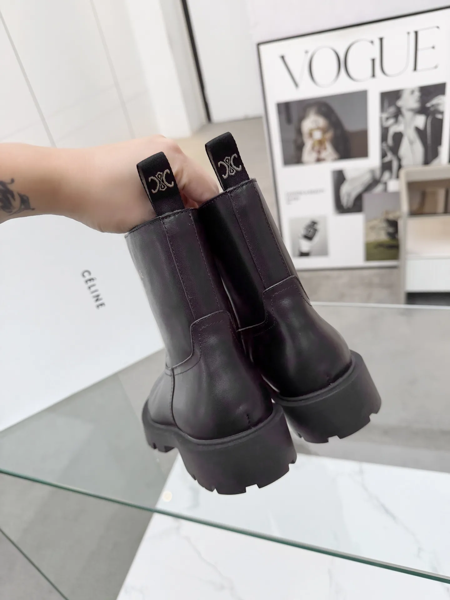 CELINE（赛琳）2025秋冬新款切尔西短靴鞋面采用小牛皮油边工艺，一款经典穿搭永不过时 内里：羊皮，面料：头层小牛皮 码数：35-41，（41定做不退换） 出厂价：280