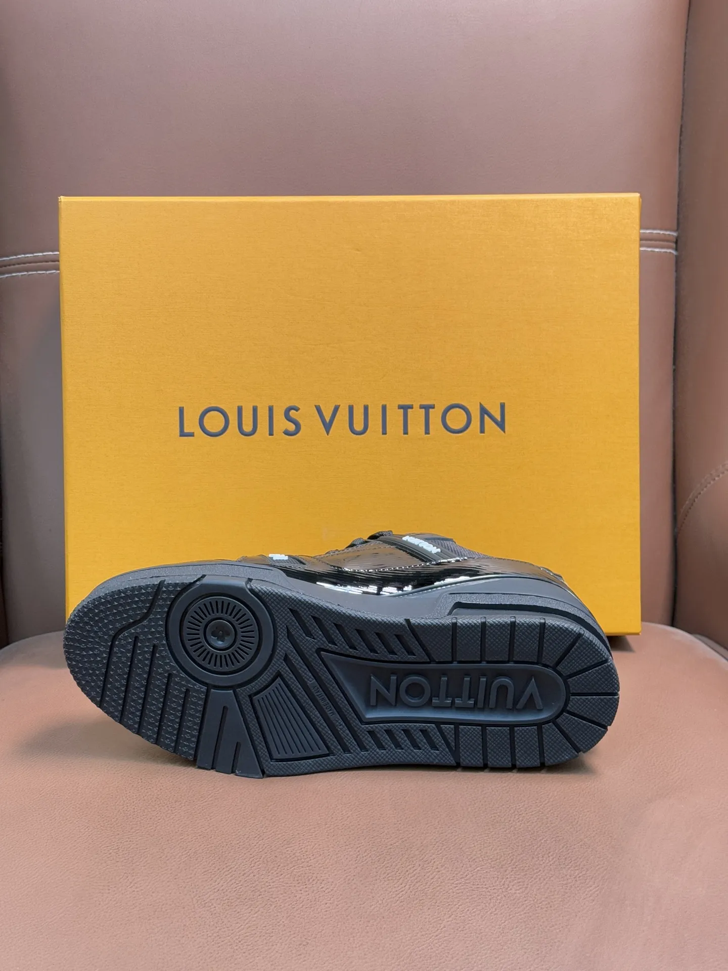 💰440 新款LV TRAINER 系列运动鞋出货本款LV Trainer运动鞋以龟裂效果漆，牛皮革回归新季，搭配橡胶外底，含蓄流露复古气息，展现经典篮球鞋的灵感启发。鞋头嵌入光滑牛皮革细节，鞋面及鞋侧开孔设计，点缀多重品牌元素，鞋舌及两侧饰有LV 字母，外侧饰以手写体路易威登标识，后部饰有 #54标识，双色橡胶外底饰有 Monogram 花卉，织物内里垫脚，延续创新舒适体验。配原盒全套包装！ 码数：39-40-41-42-43-44（38/45/46可定做不退换） 标准皮鞋尺码