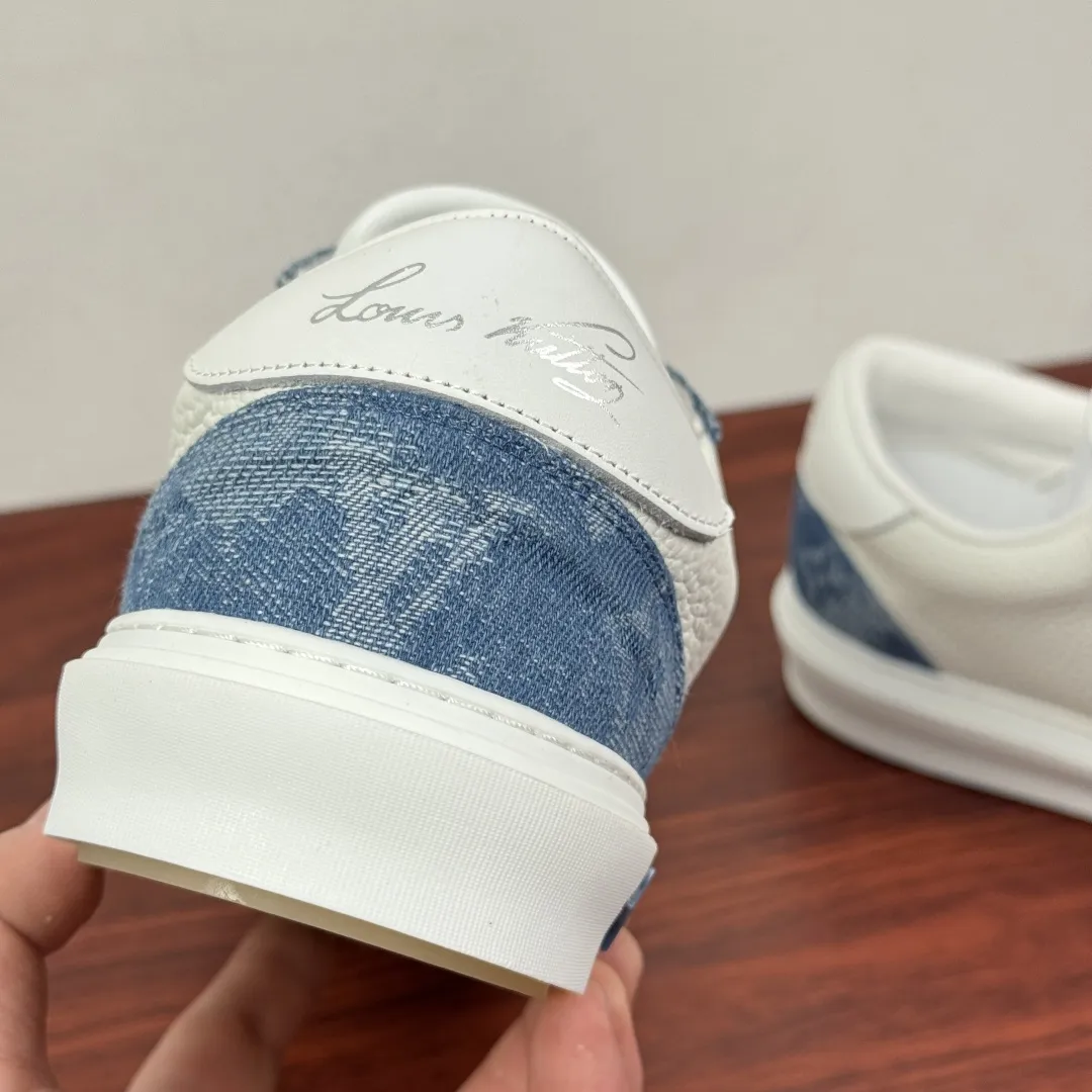 (Louis Vuitton)路易威登 新款男士牛仔丹宁系列板鞋! 堪称潮流与经典的完美碰撞💥 白蓝渐变丹宁拼接白色皮革,搭配黑灰老花丹宁款,两种配色各有韵味。标志性LV字母logo醒目又不张扬,鞋身的丹宁纹理带着复古做旧质感,街头范儿拉满。橡胶鞋底脚感轻盈,不管是日常出街还是搭配休闲造型,都能轻松hold住。细节处尽显匠心,鞋型利落贴合脚型,老花丹宁的复古肌理与现代板鞋轮廓融合,把法式奢潮的腔调拿捏得死死的。一双鞋解锁N种穿搭可能,是潮人鞋柜里的必备款~全套包装! 尺码:39-40-41-42-43-44皮鞋尺码(可定制38.45.46) 💰350