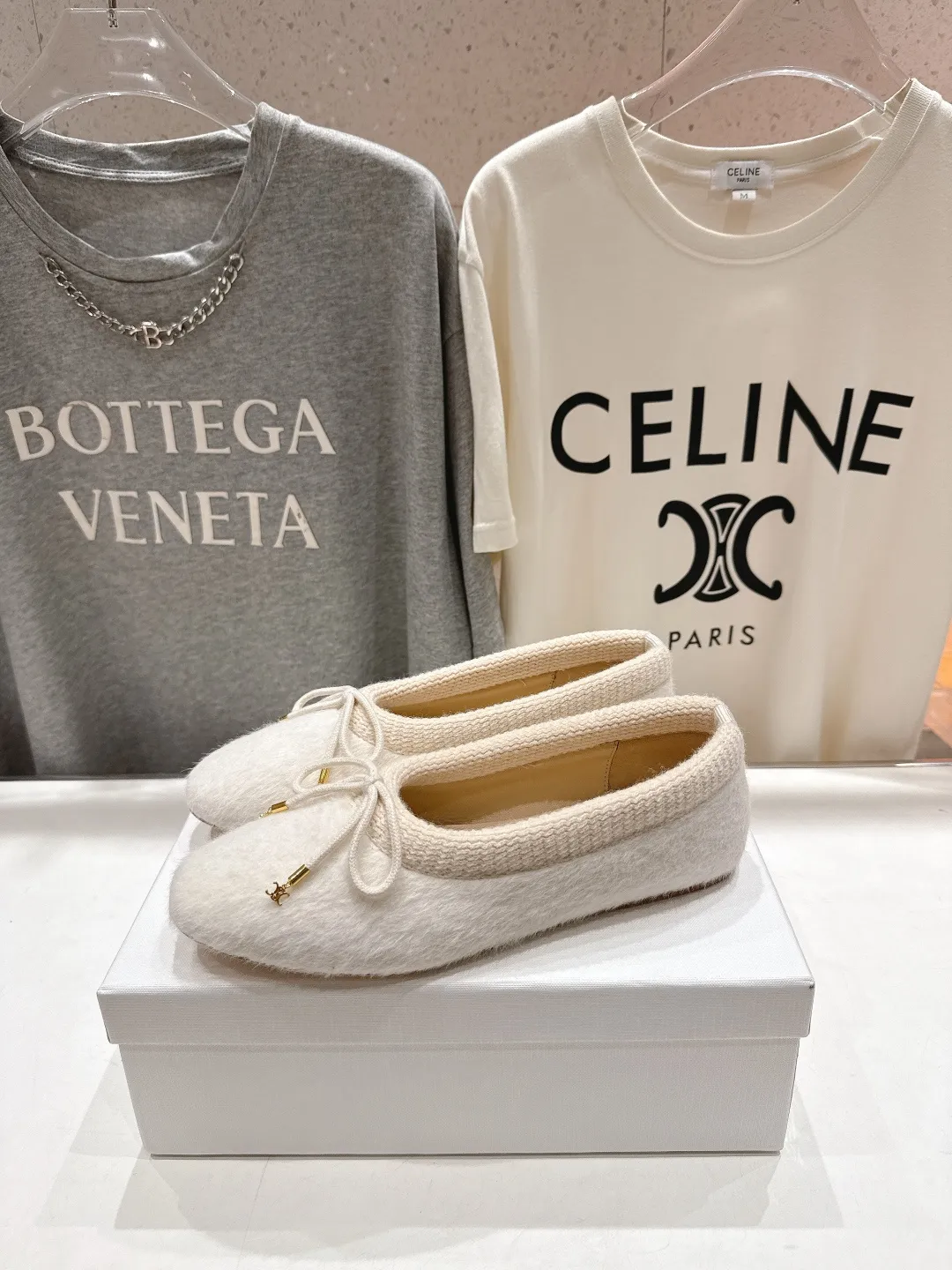 高版本出厂💰260 CELINE*赛琳F018 2025ss新款玛丽珍平底乐福鞋单鞋 网红爆款来袭!各大网红抢先体验、Celine网红ins种草神器、非常仙女风、气场十足单品、设计风格非常新颖、高档且非常舒适.原版一比一定制!绝对原单做法! ✔面料:进口混纺羊毛 ✔内里:羊皮 ✔大底:意大利真皮大底 ✔Size:35-40(40定做不退换)