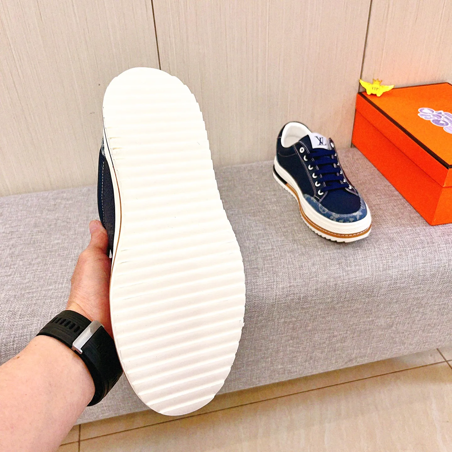 🚘🚘工厂批 220💰🔥【LV】🔥路易威登男鞋高端品牌 官网1：1最新力作：鞋面采用意大利进口头层牛皮搭配舒适透气内里➕原版防滑耐磨大底制作🔥，让行走更加便捷舒适！独家新款，惊世之作，与官方的质量相比美的1：1复刻[色]！打造时尚个性衬托你的与众不同！潮男必备!经典🔥尺码:38-44 颜色： 🔥 2⃣️色可选🔥