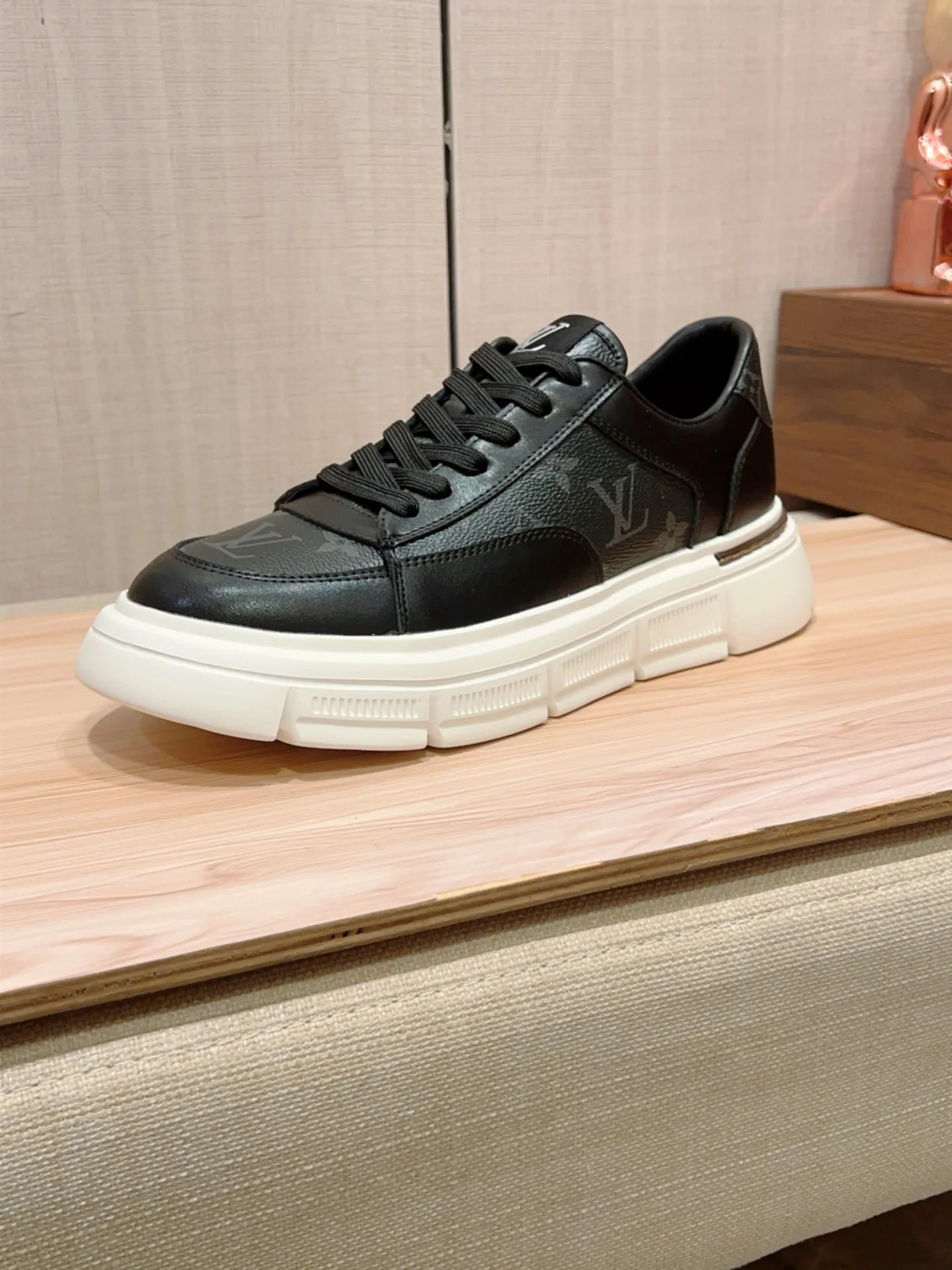新款: 厂价:220💰💰🎩🎩[闪电][闪电] 《 Lv* 》 最新&bull;爆款休闲鞋，顶端品牌[勾引]奢侈～代购，顶级～质量。[强]鞋面選用进口透气牛皮搭配布材质➕透气羊皮垫脚（&bull;）精细做工。原版个性时尚柔软橡膠耐磨防滑大底，上脚轻巧舒适，实物拍摄🎬實物更好看，122:码: 38-44，2️⃣色入选