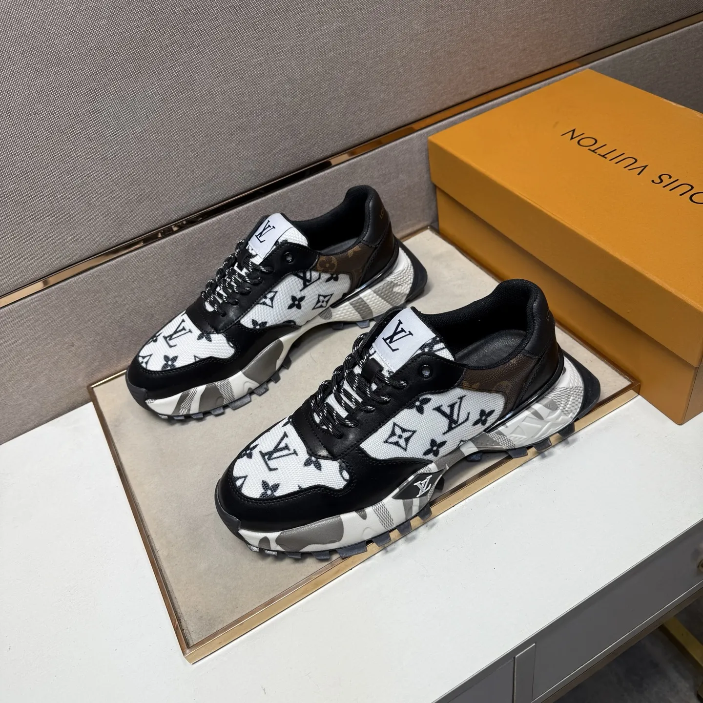 ⬛️出厂价p241【LV~】男士休闲鞋 2025z柜同步发售 🔶码数:38-44#️⃣ 🔷2个颜色🔜鞋面选用多材质拼接➕网布内里,舒适透气,鞋底:原版舒适耐磨大底,⚠️实物📱拍摄🎬实物更赞📢📢📢
