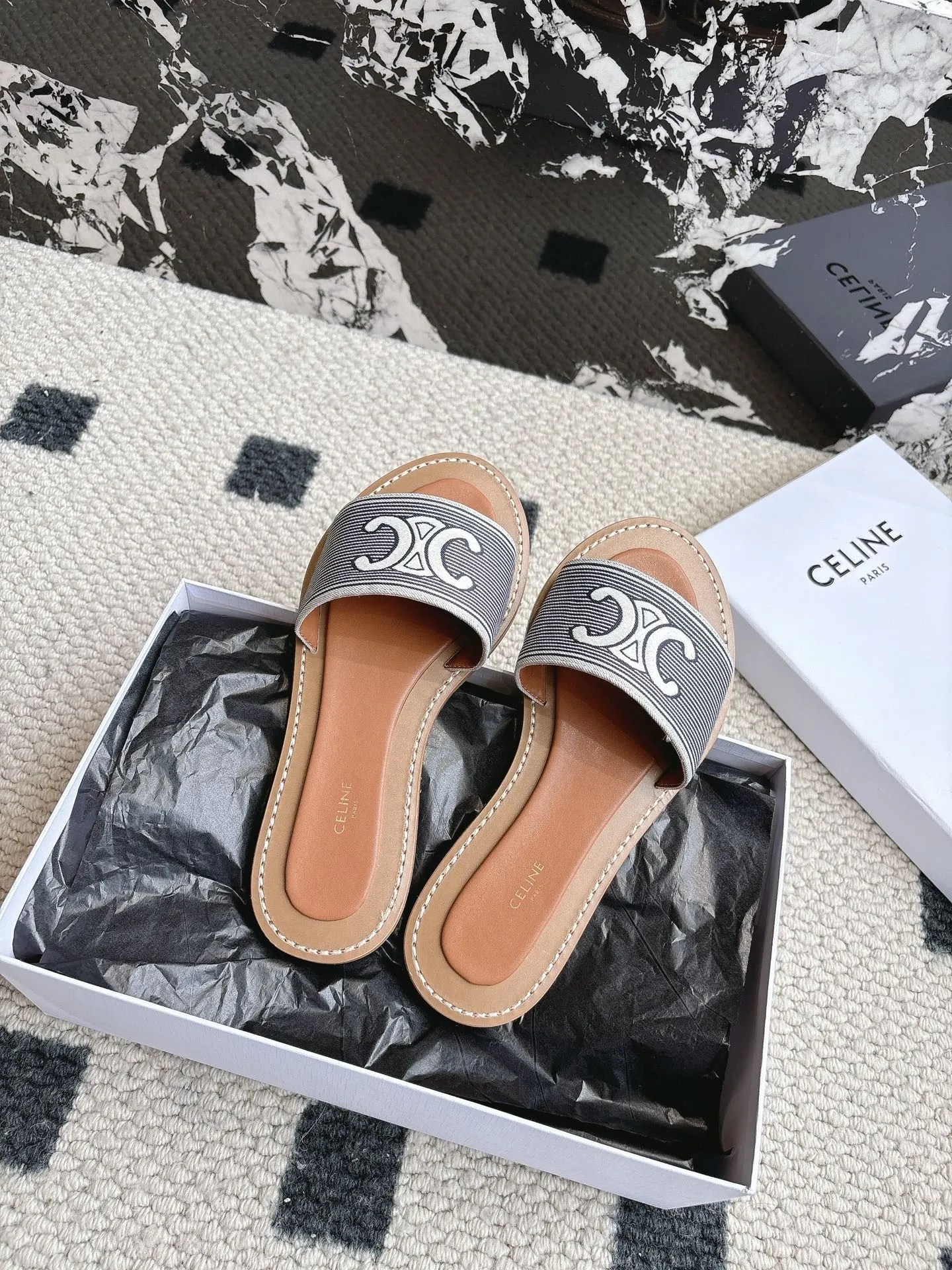 💰260 #顶级版本 Celine 赛琳 25/ 春夏最新款复古凯旋门时髦 凉鞋 夏天搭配袜子 简直绝绝子了‼️复古的点上带上了满分时髦感颜值 绝✔️原版购入开发 依旧最高输出还原 ✔️面料：原版定制编织材料、 ✔️内里：牛皮 ✔️大底：原版开模真皮大底防滑底片 ✔️Size: #35-40（40订做不退换）