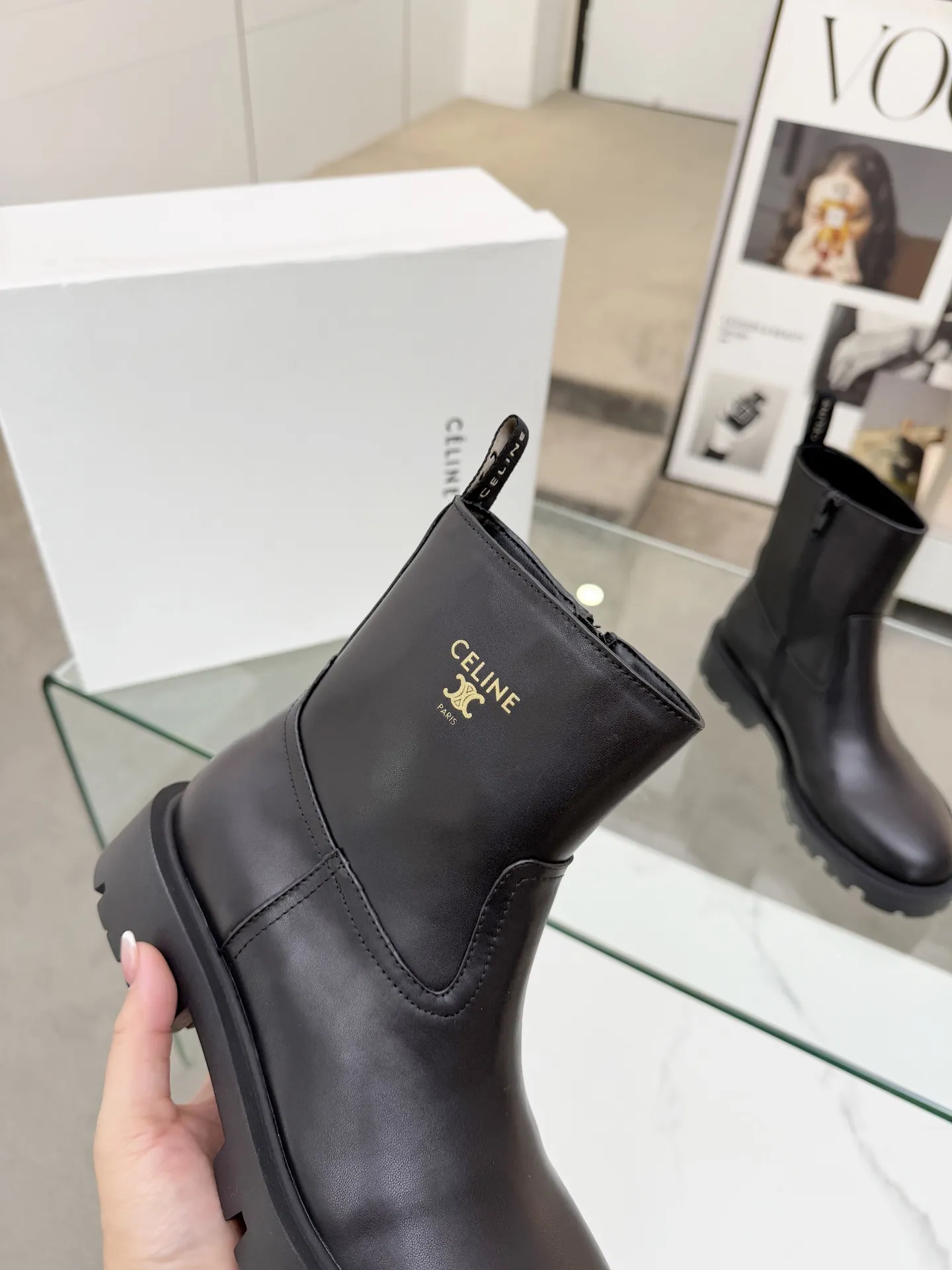 CELINE(赛琳)2025秋冬新款切尔西短靴鞋面采用小牛皮油边工艺,一款经典穿搭永不过时 内里:羊皮,面料:头层小牛皮 码数:35-41,(41定做不退换) 出厂价:280